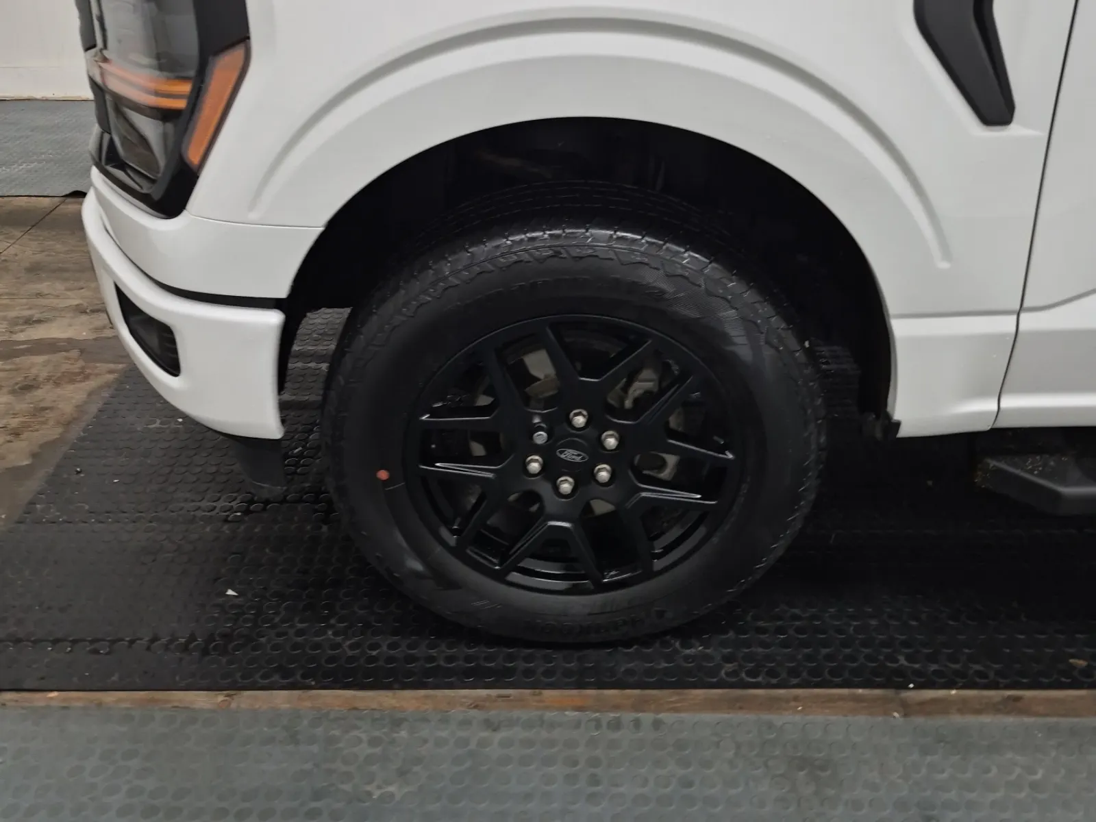 Front driver wheel/tire photo