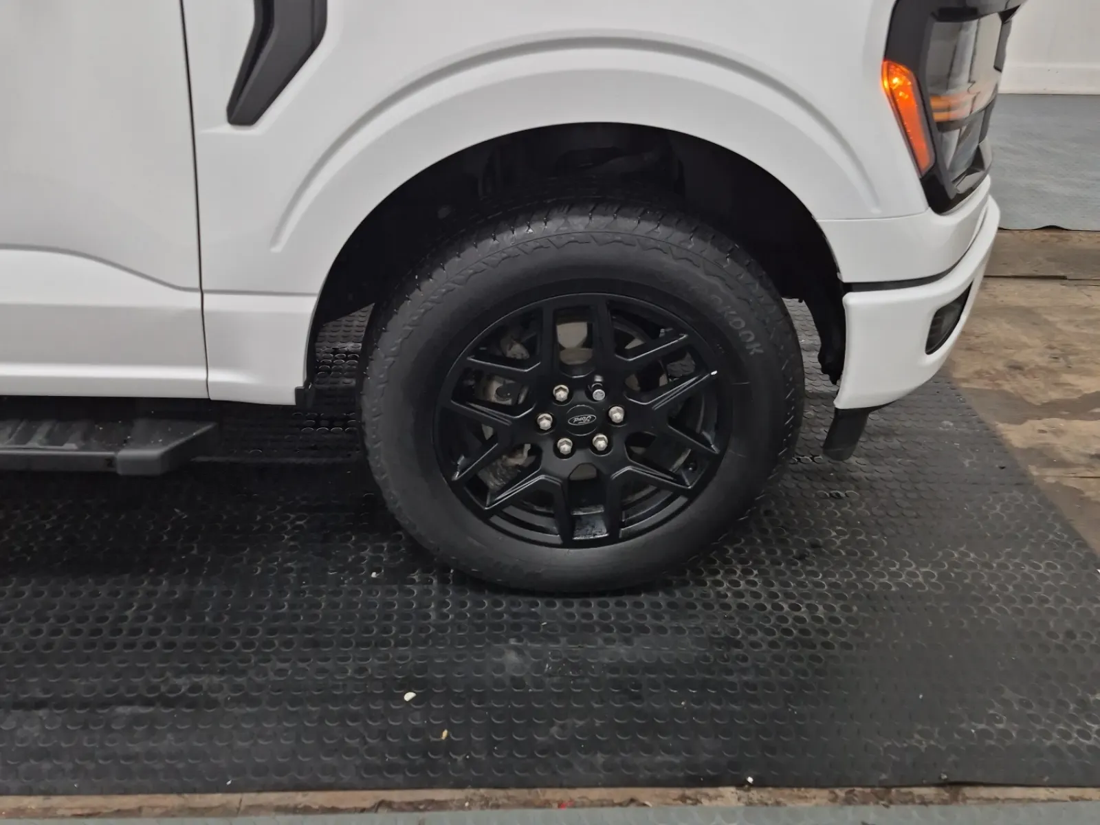 Right Front Wheel/Tire Photo