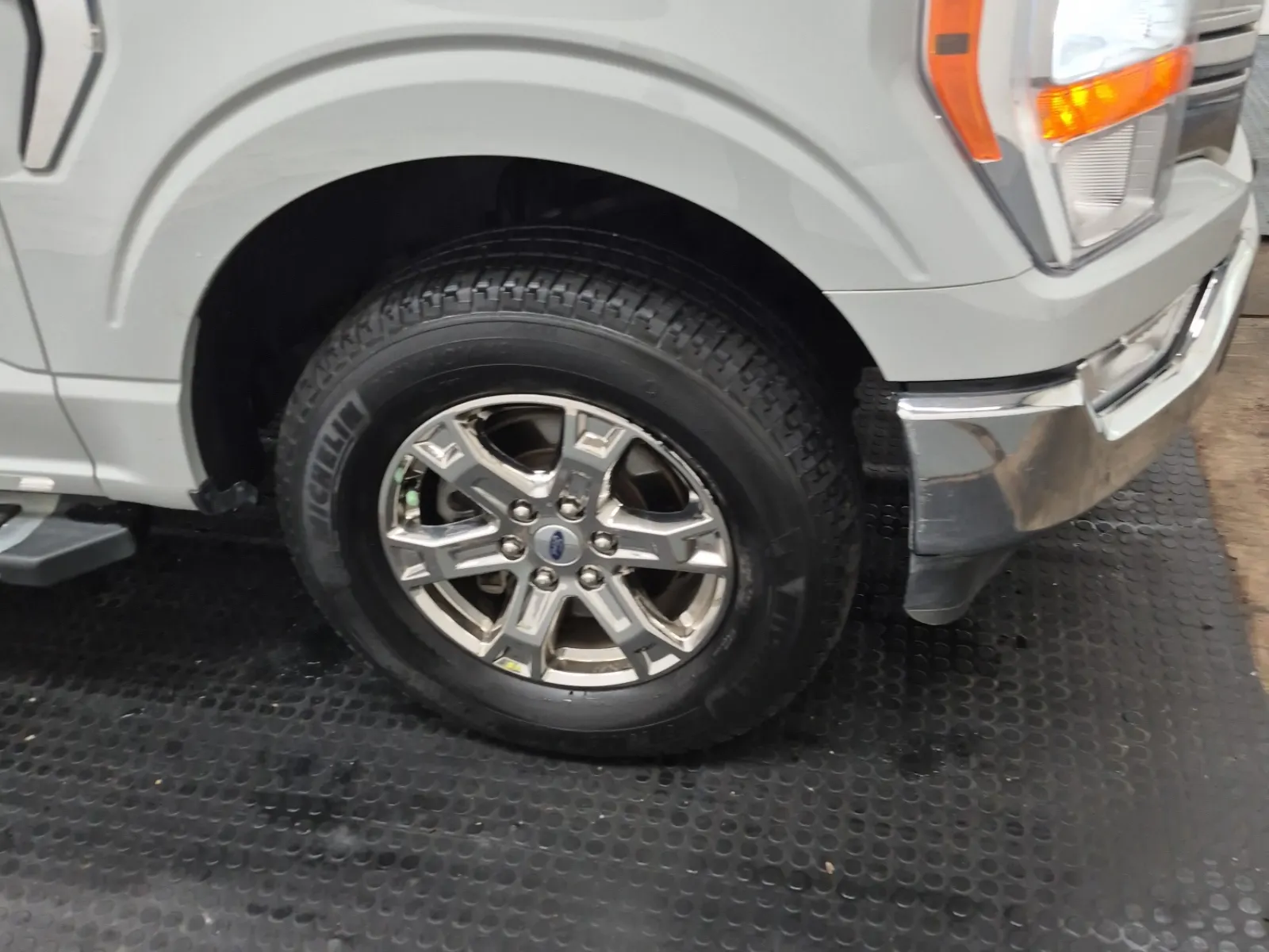 Right Front Wheel/Tire Photo