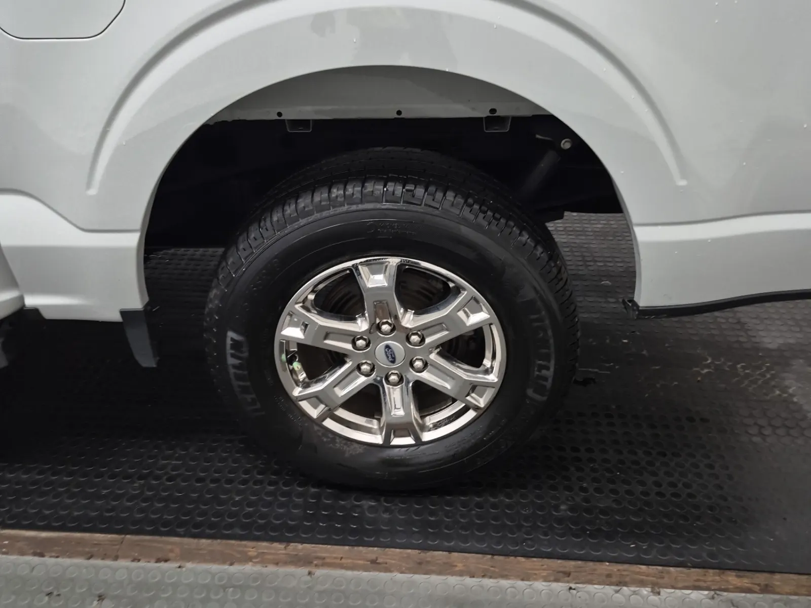 Left Rear Wheel/Tire Photo