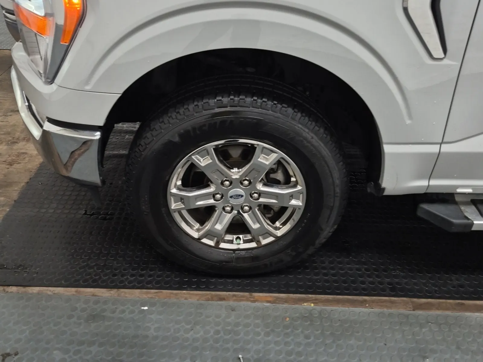 Front driver wheel/tire photo