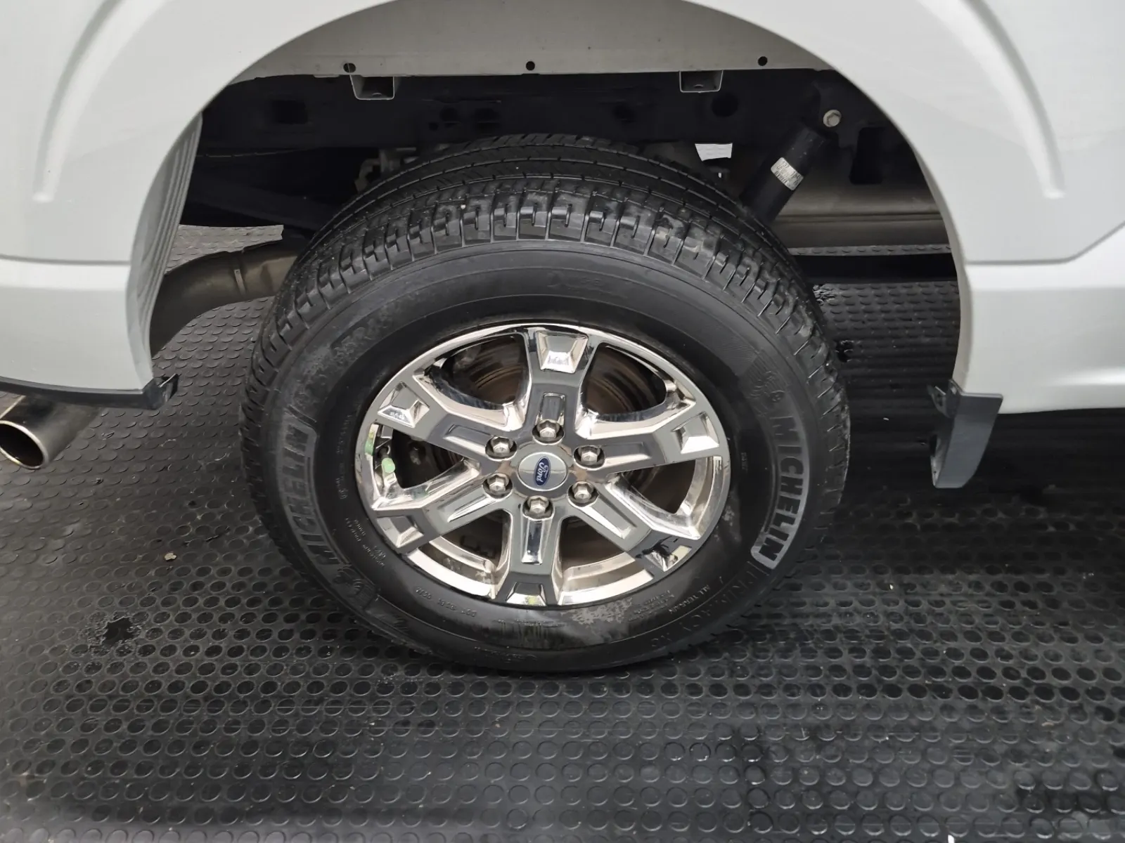 Right Rear Wheel/Tire Photo
