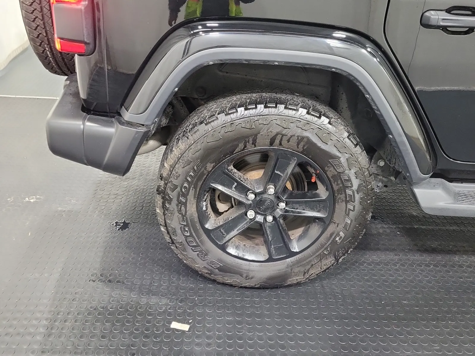 Right Rear Wheel/Tire Photo