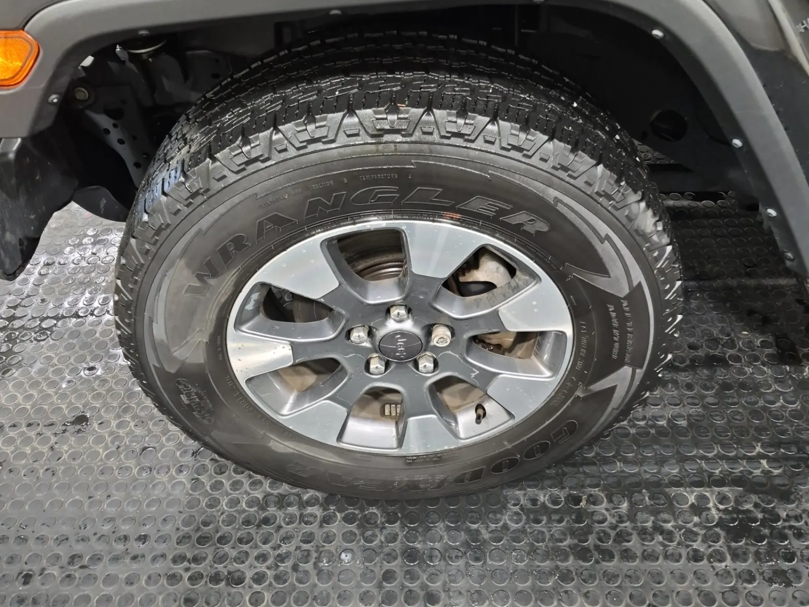 Front driver wheel/tire photo