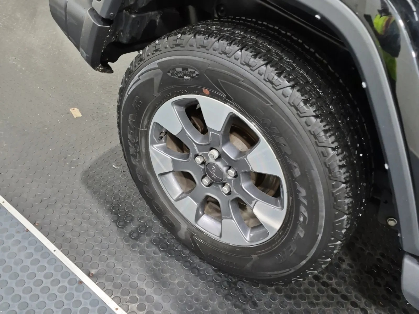 Right Rear Wheel/Tire Photo