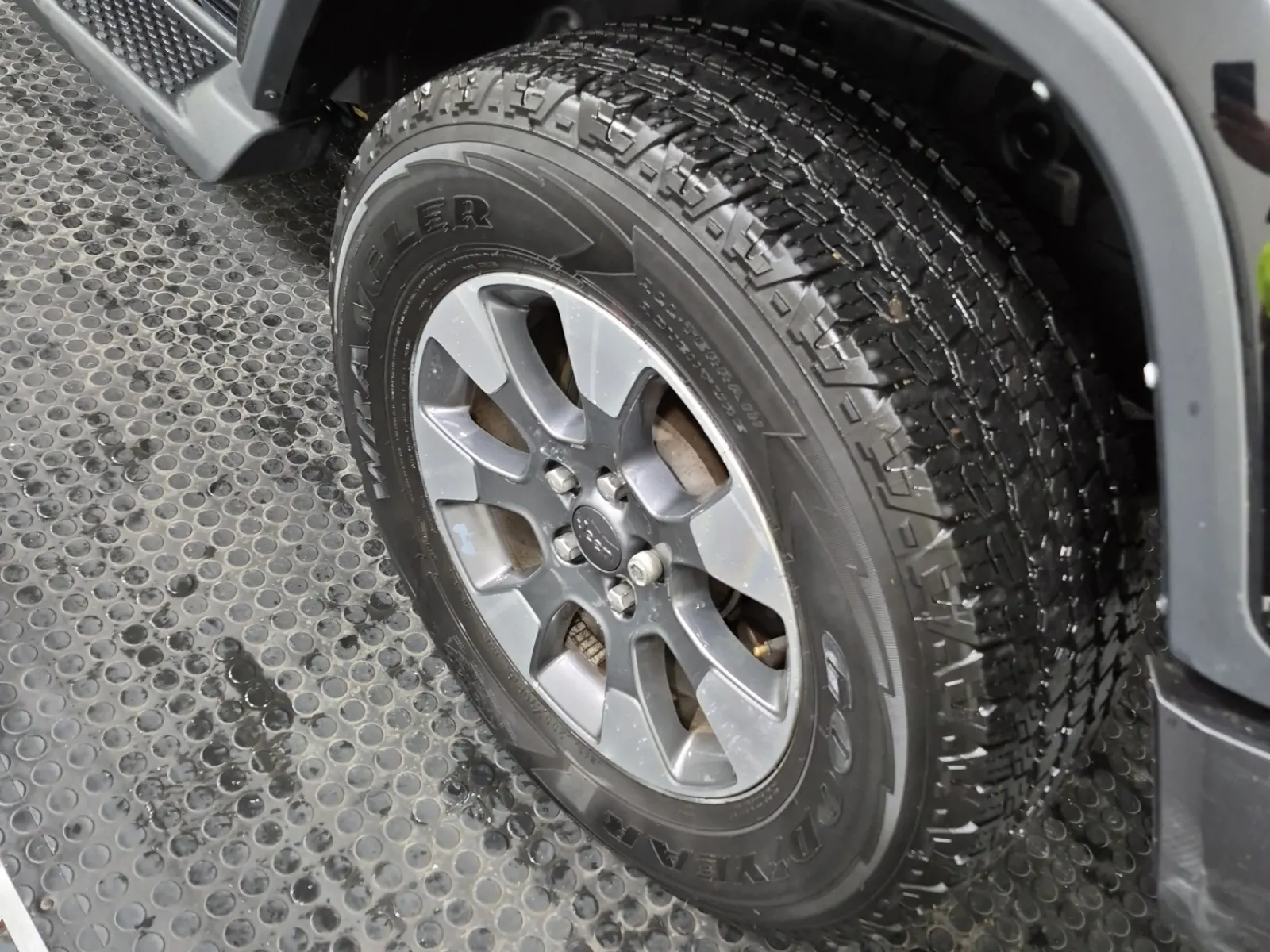 Left Rear Wheel/Tire Photo