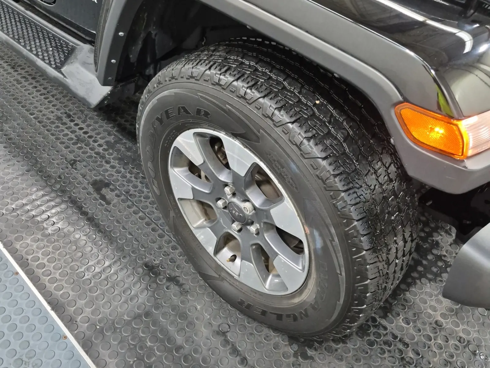 Right Front Wheel/Tire Photo