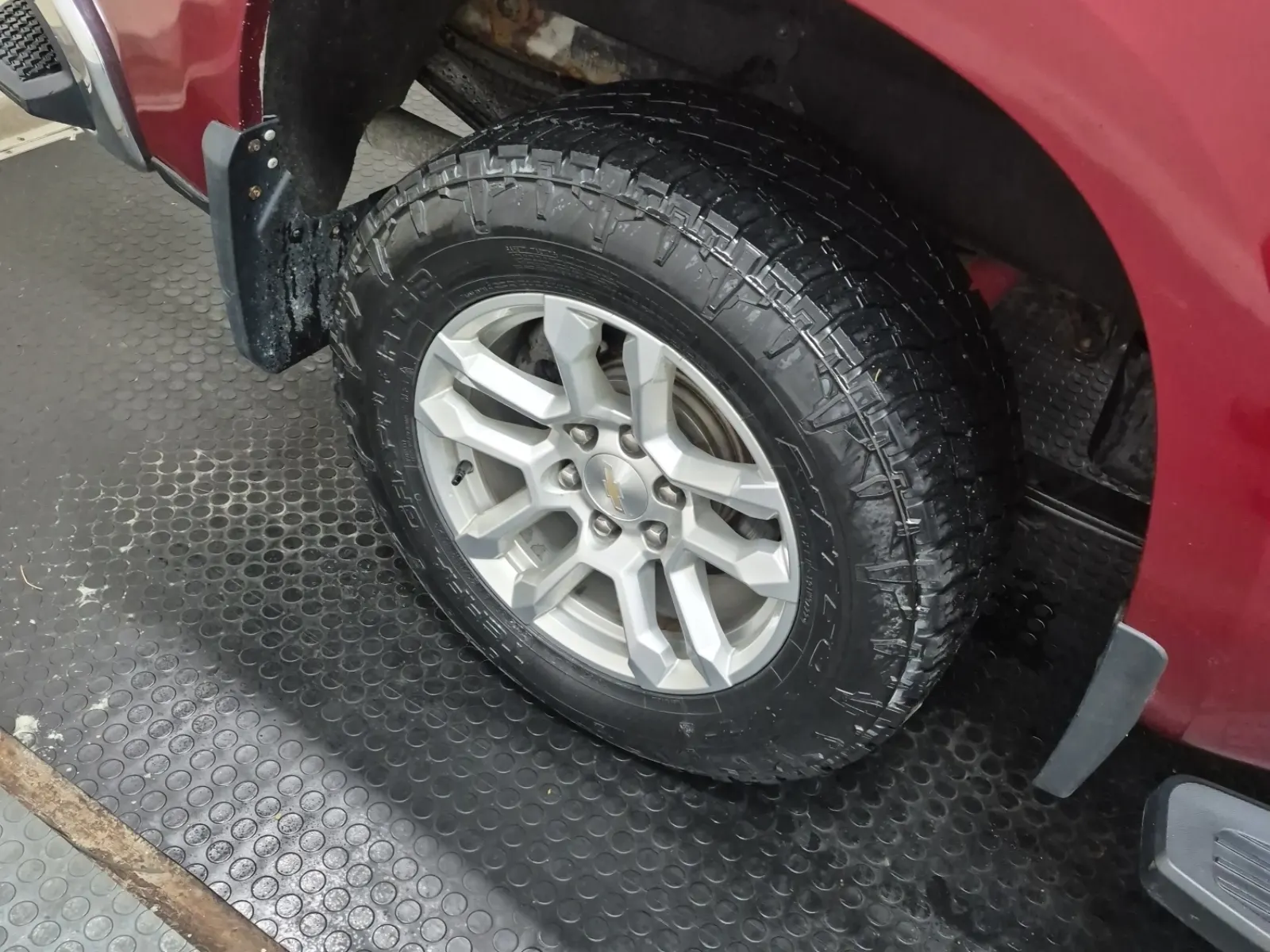 Right Rear Wheel/Tire Photo