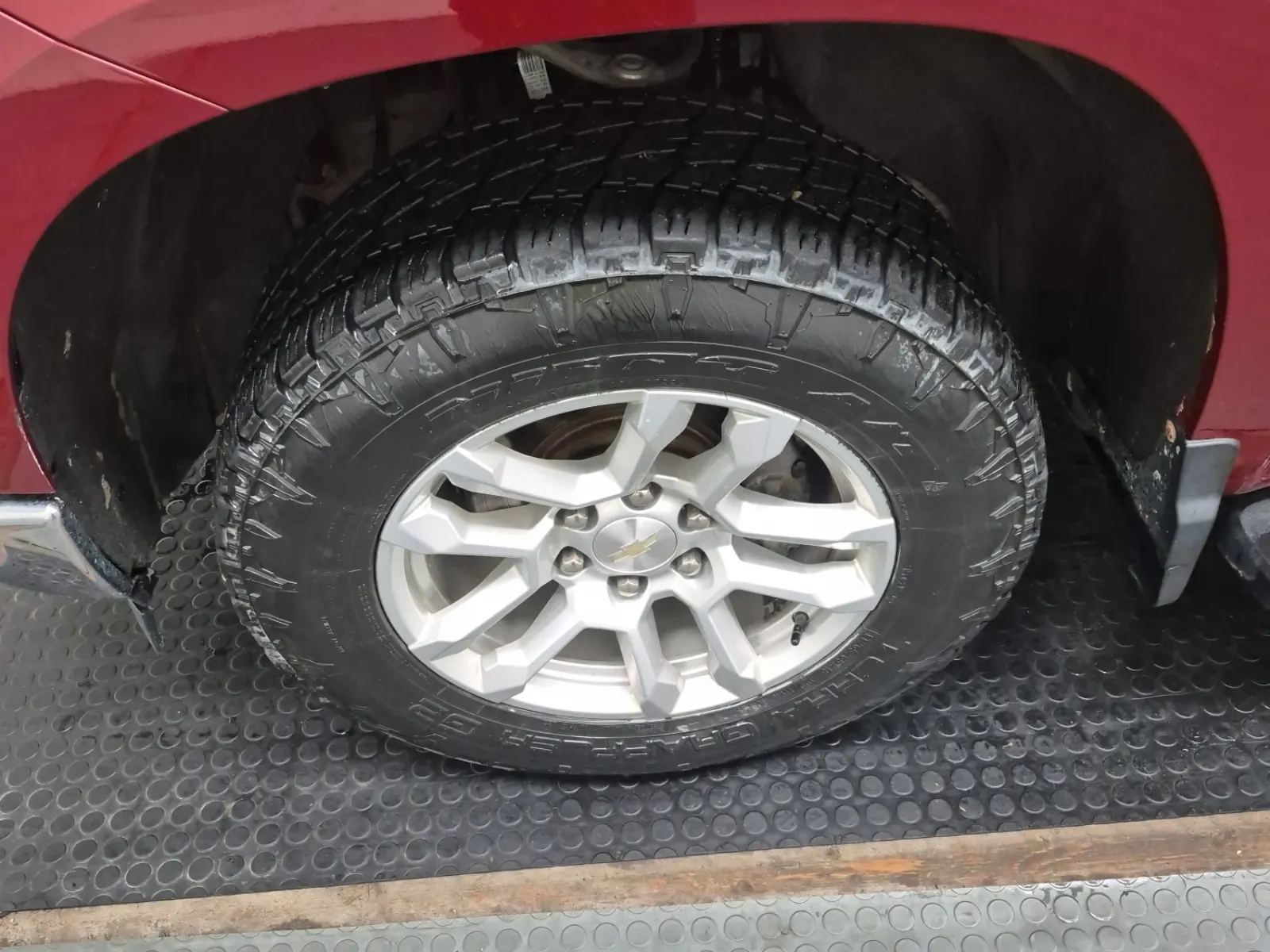 Front driver wheel/tire photo