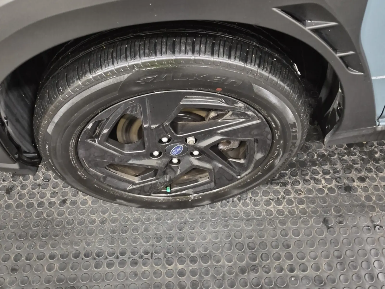 Front driver wheel/tire photo
