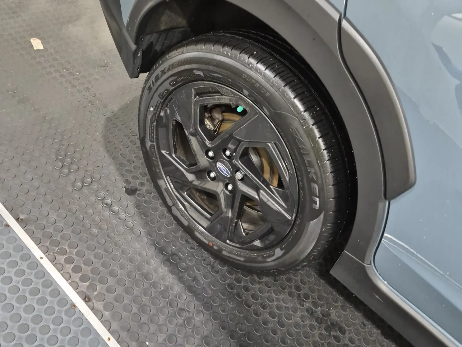 Right Rear Wheel/Tire Photo