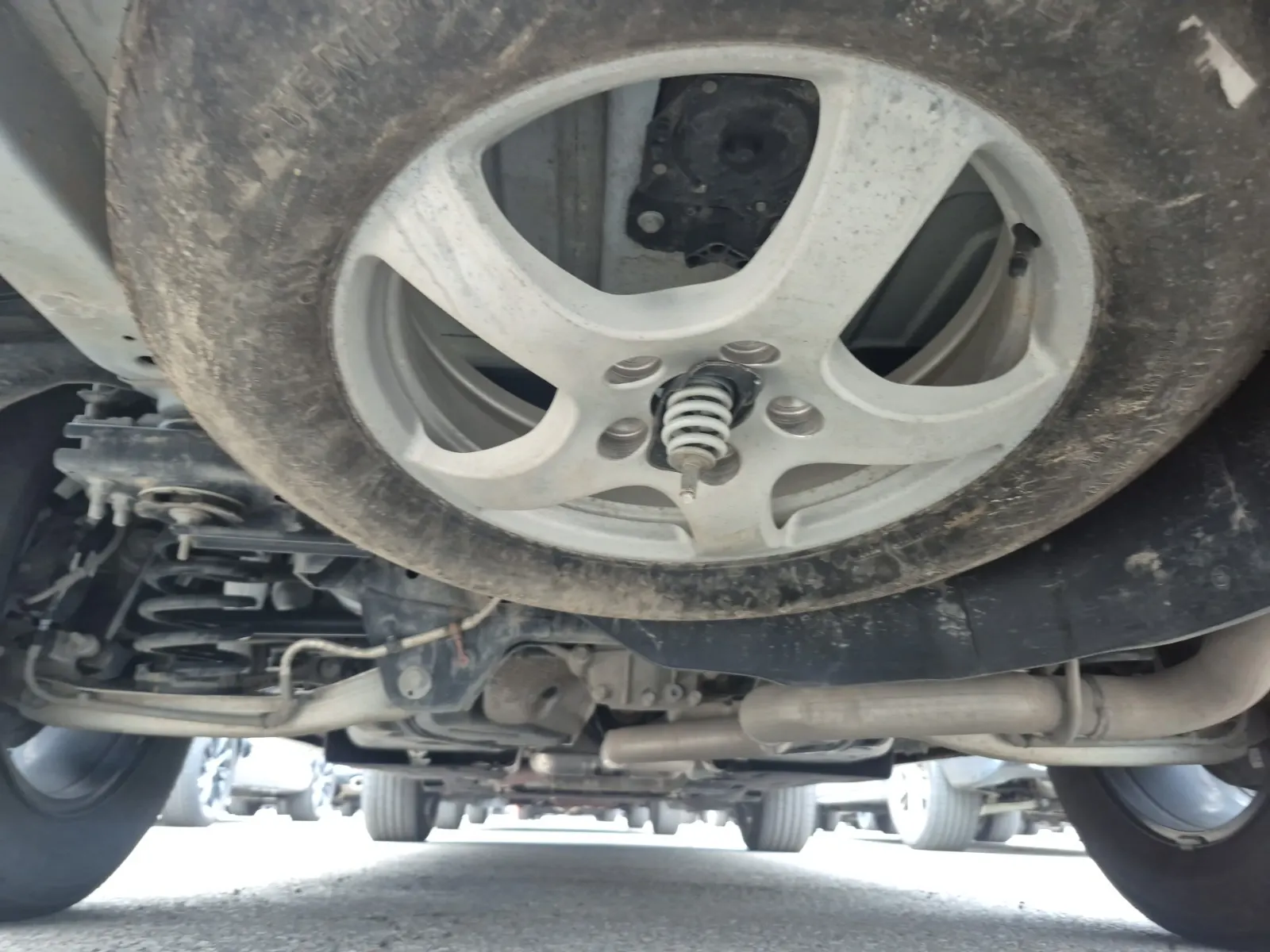 Undercarriage - Rear Photo