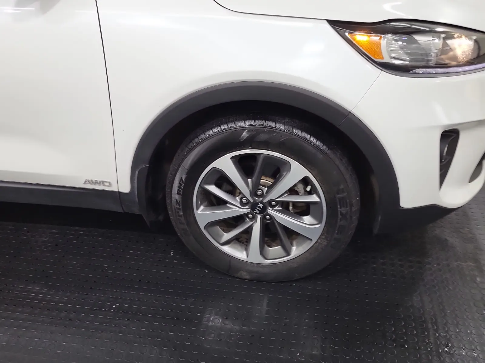 Right Front Wheel/Tire Photo