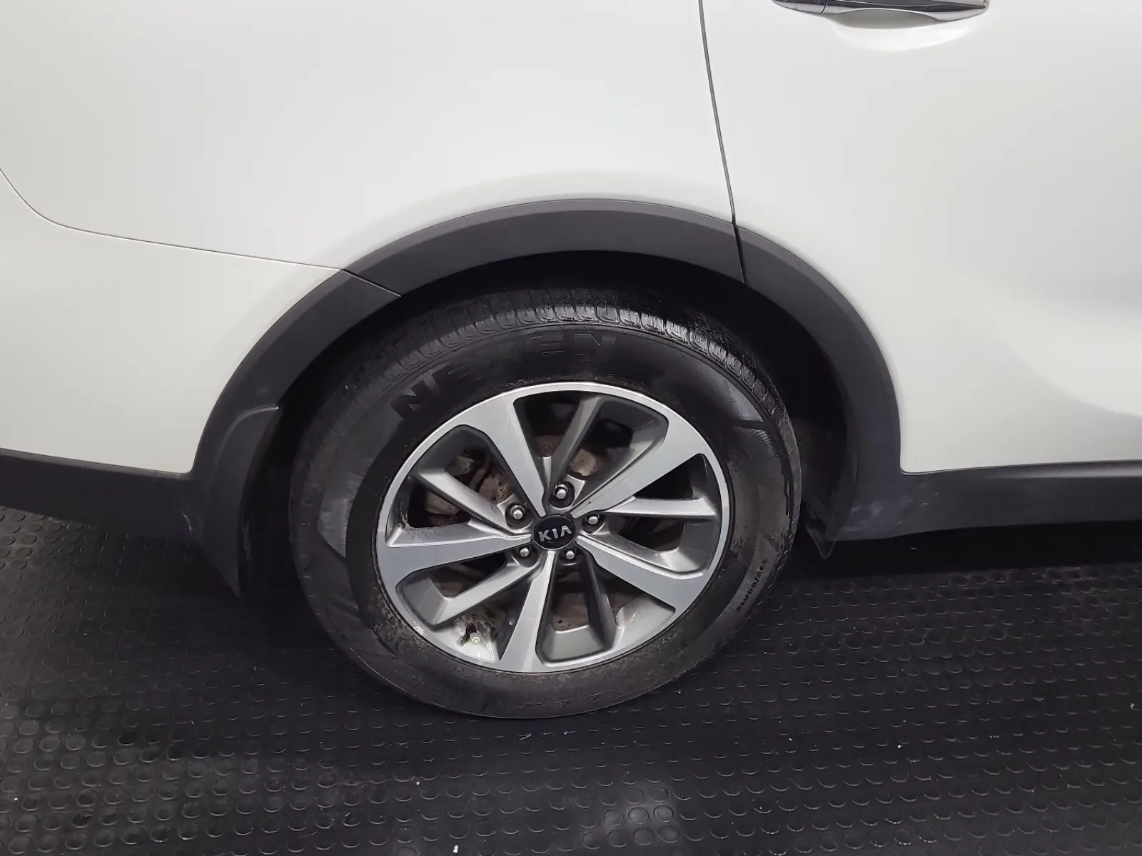 Right Rear Wheel/Tire Photo