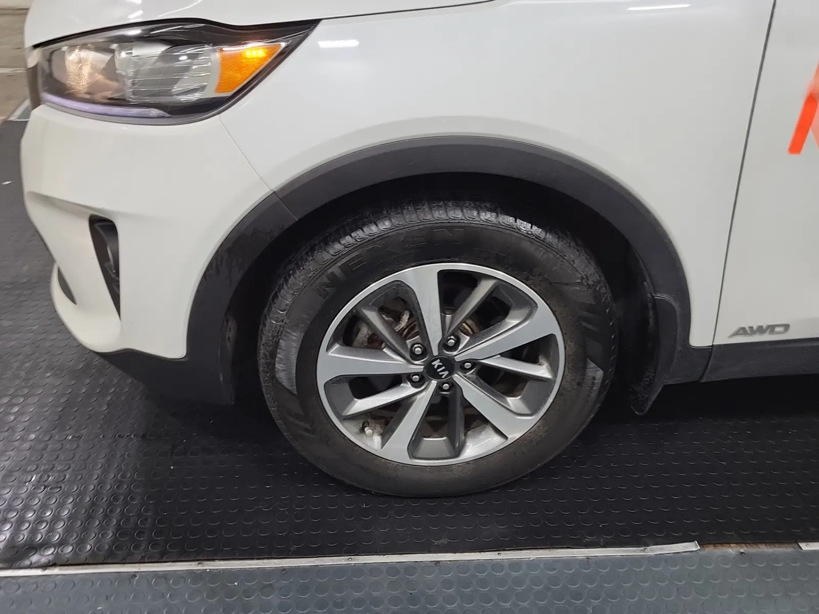 Front driver wheel/tire photo