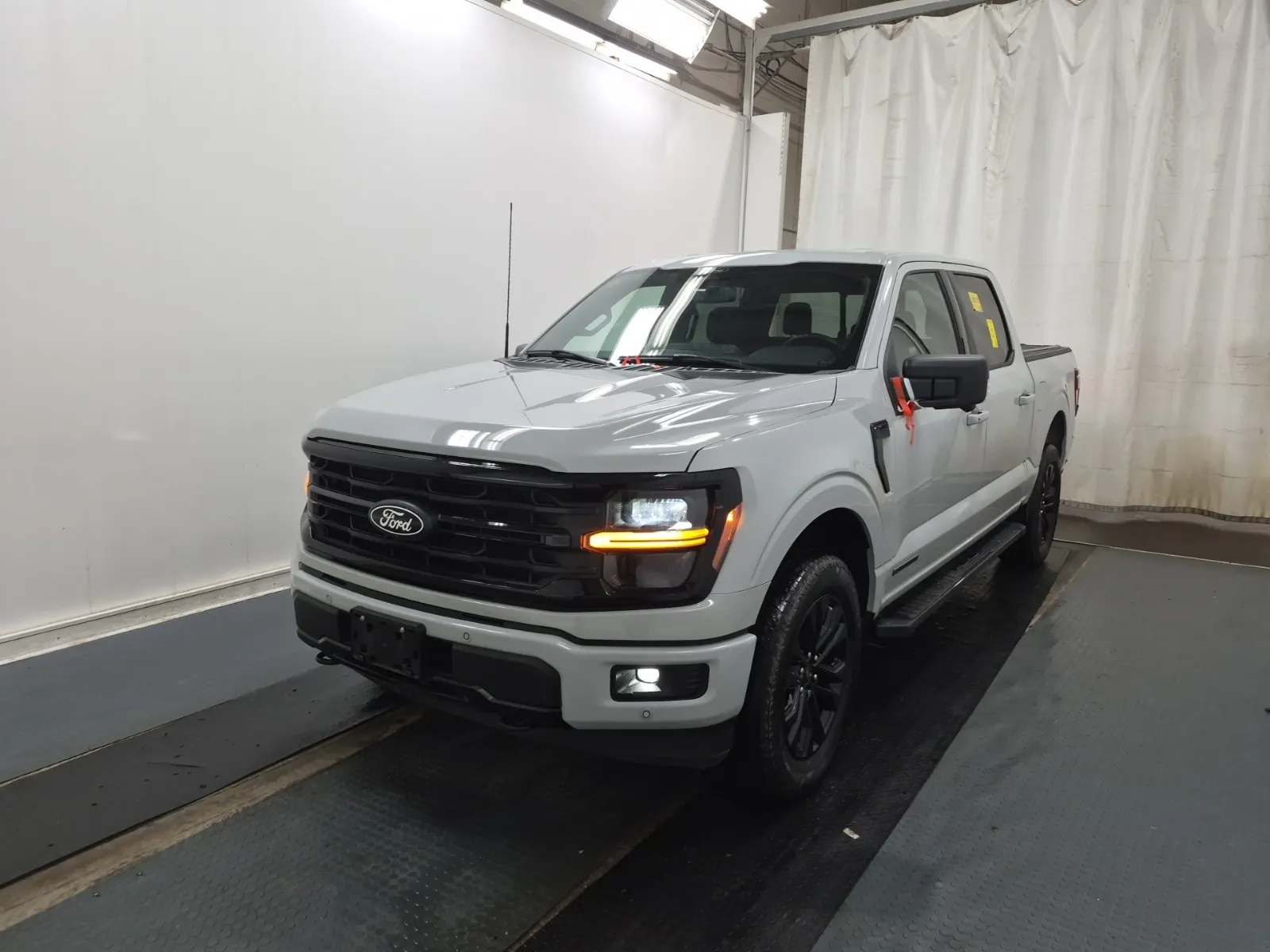 Front driver 3/4 photo