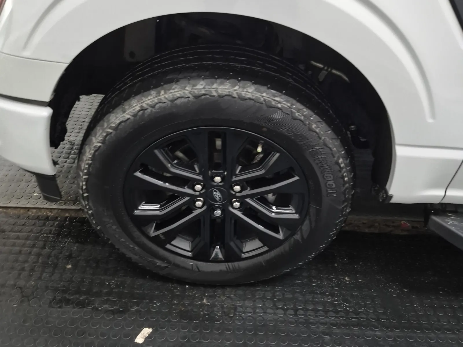 Front driver wheel/tire photo
