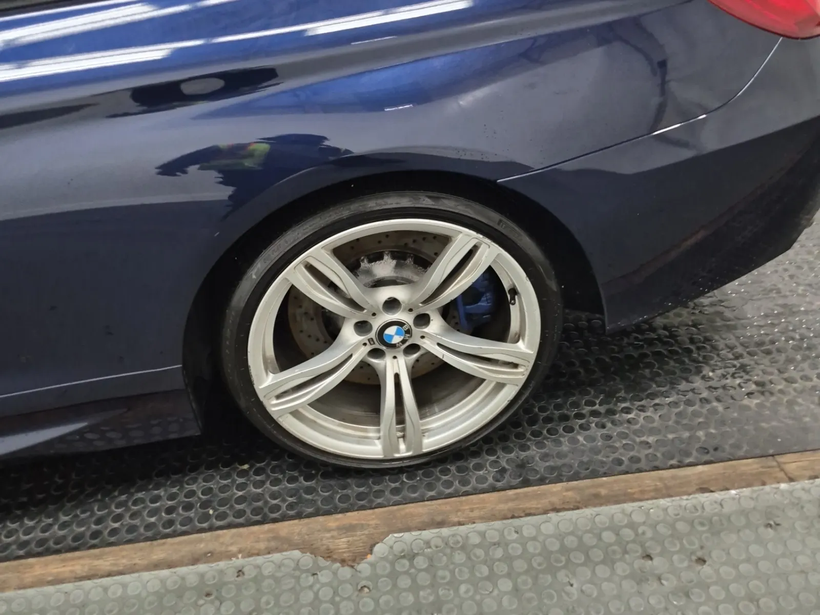 Left Rear Wheel/Tire Photo