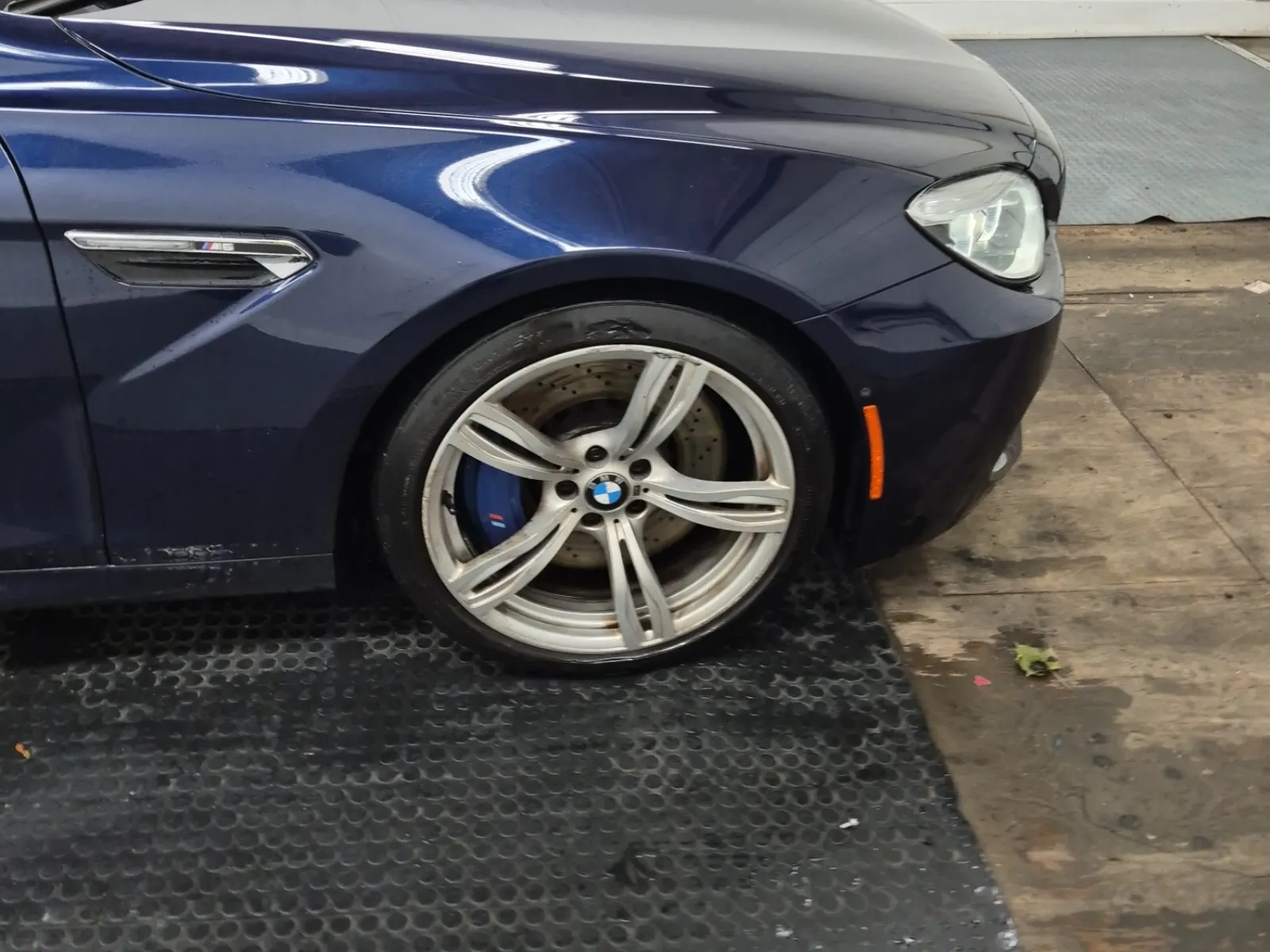 Right Front Wheel/Tire Photo