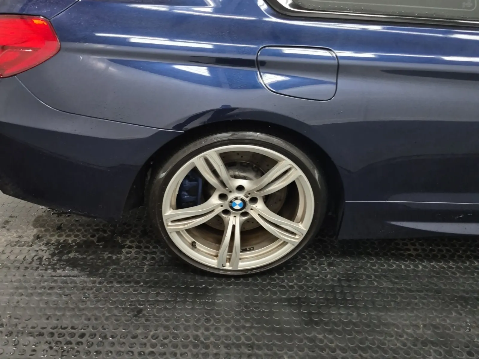 Right Rear Wheel/Tire Photo