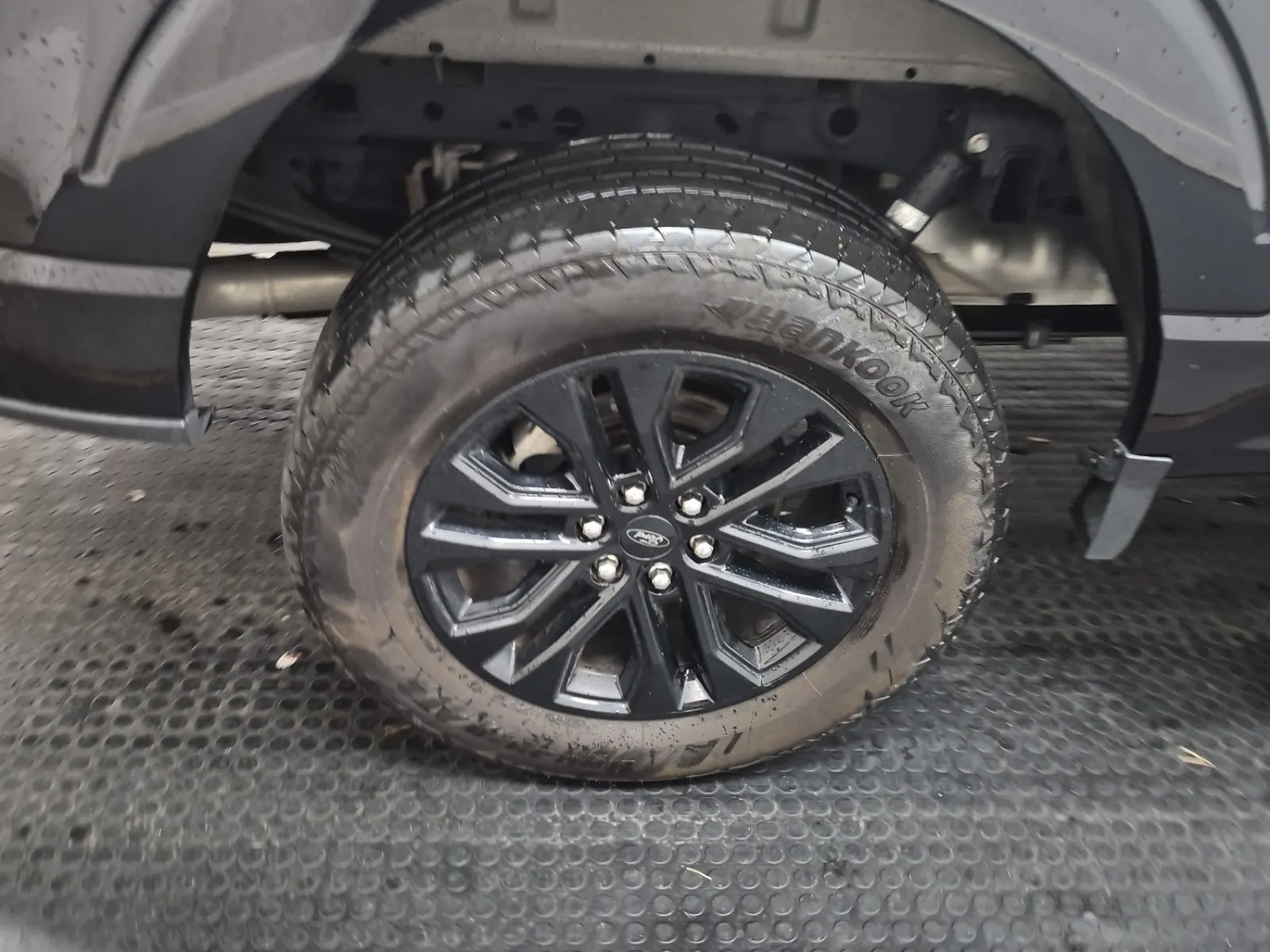 Right Rear Wheel/Tire Photo
