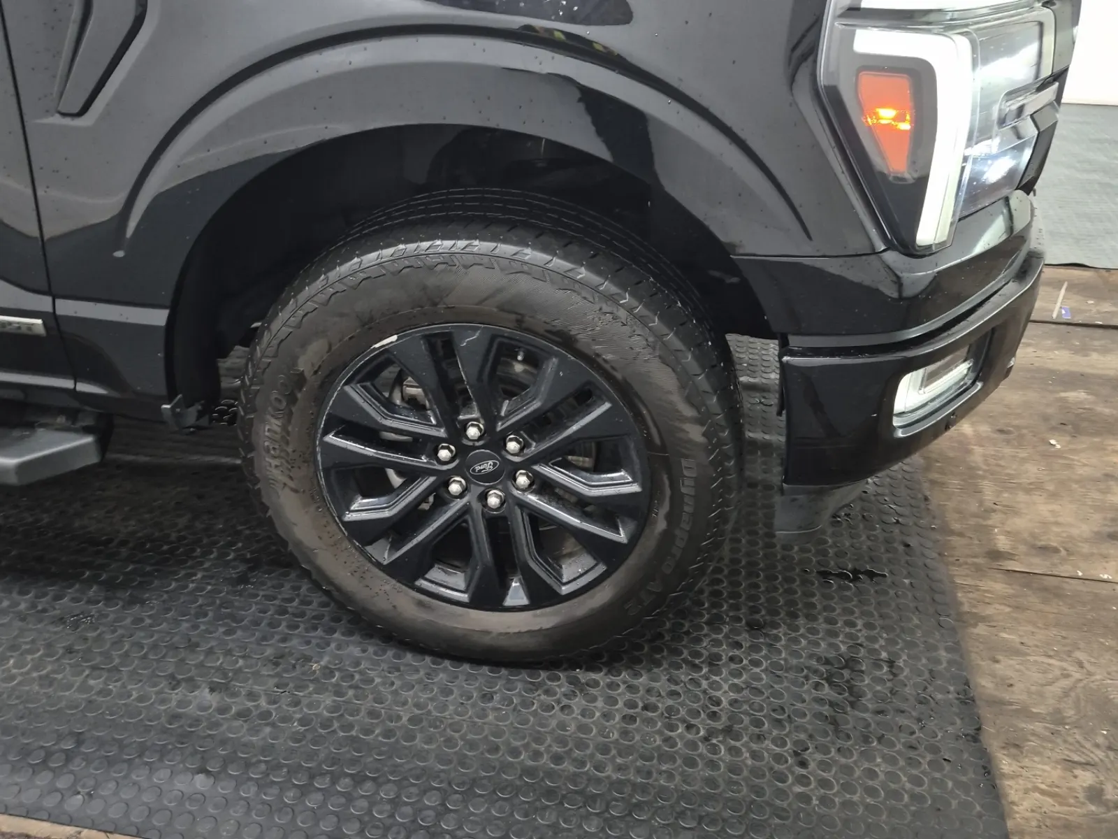 Right Front Wheel/Tire Photo