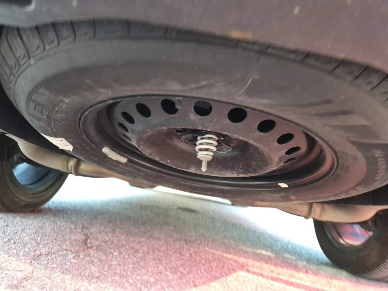 Undercarriage - Rear Photo