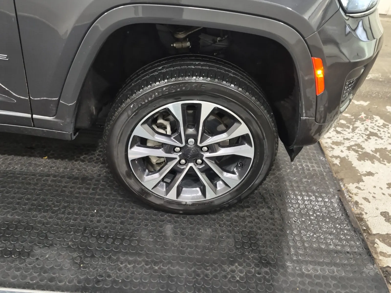 Right Front Wheel/Tire Photo