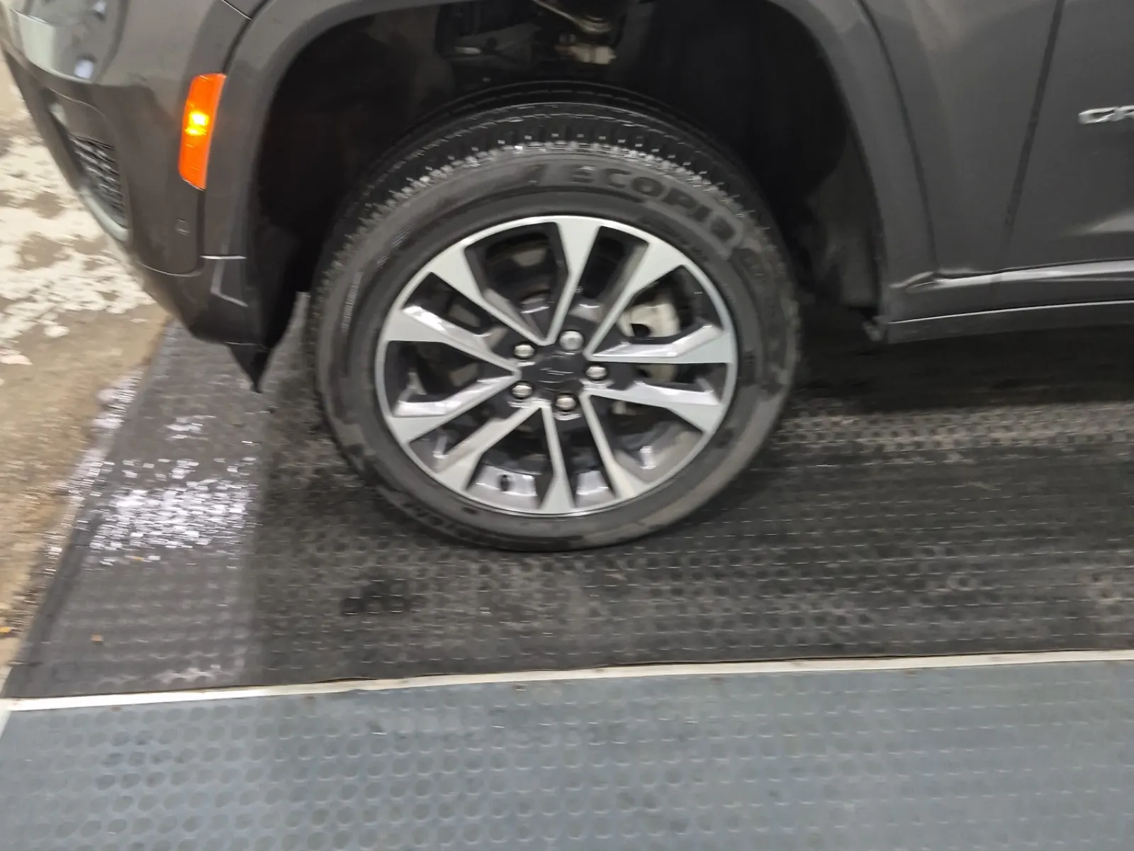 Front driver wheel/tire photo