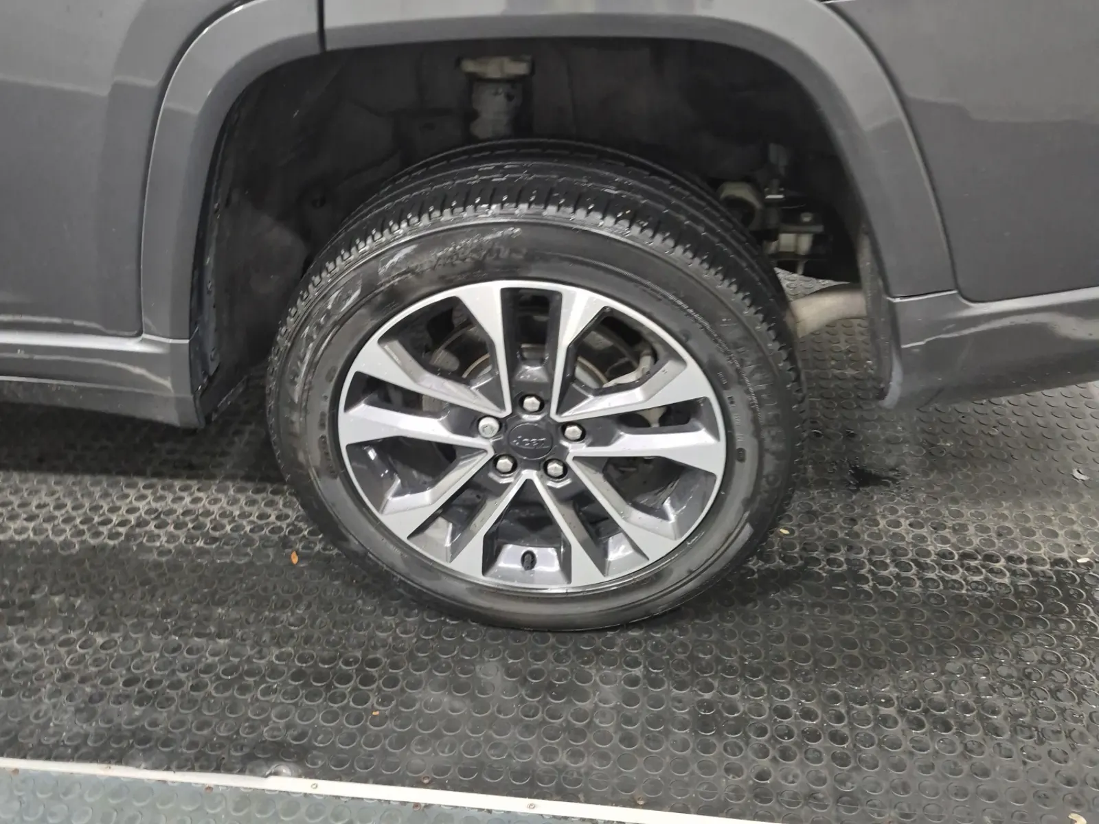 Left Rear Wheel/Tire Photo