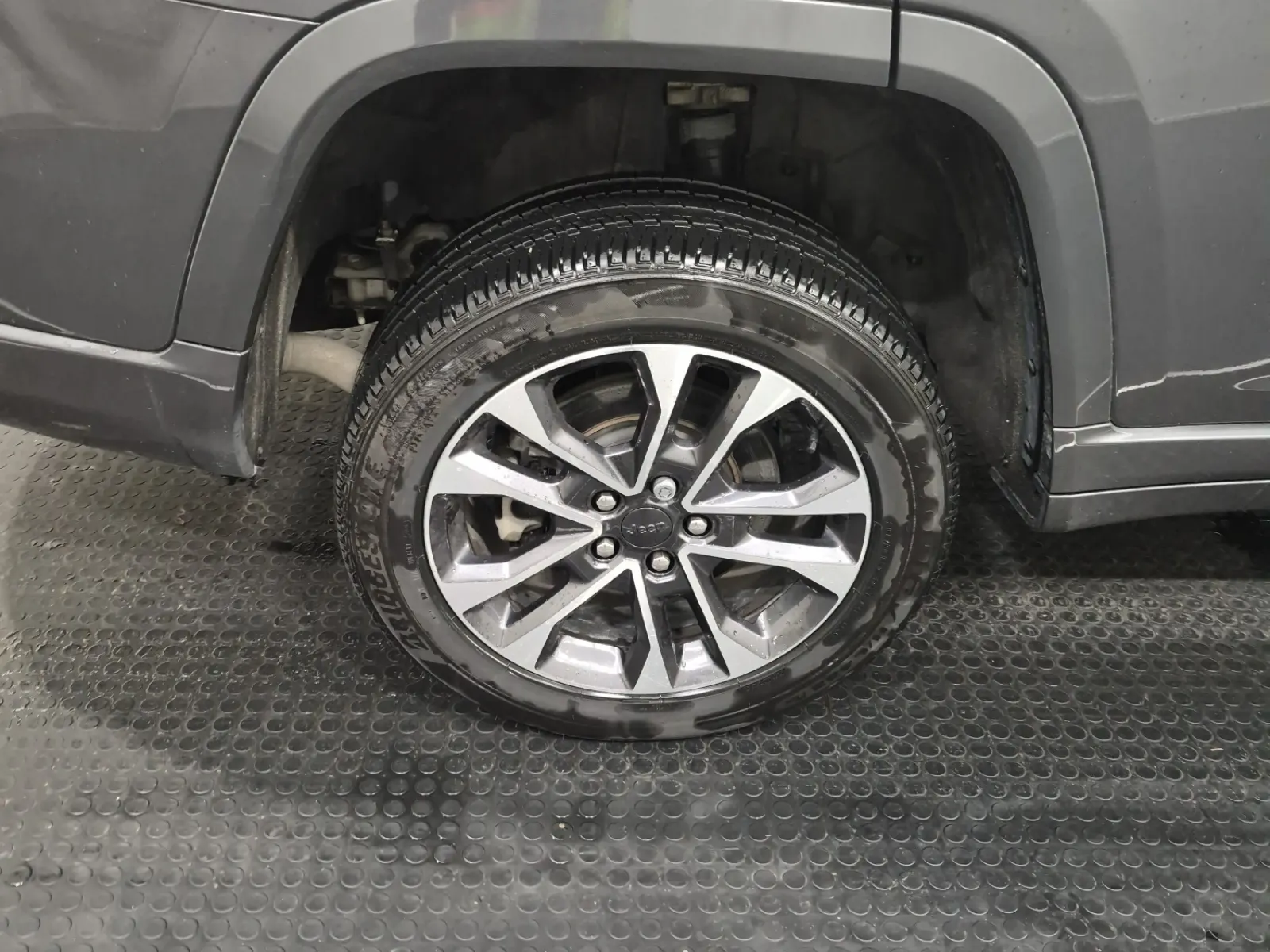Right Rear Wheel/Tire Photo