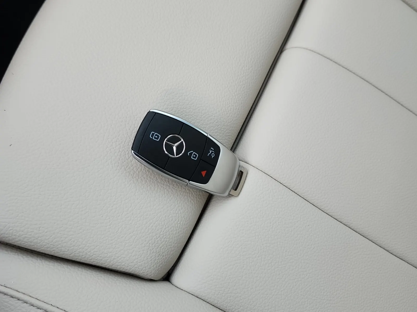 Keys/Fobs/Manual Photo