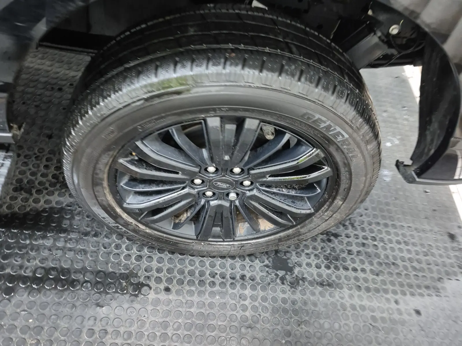 Left Rear Wheel/Tire Photo