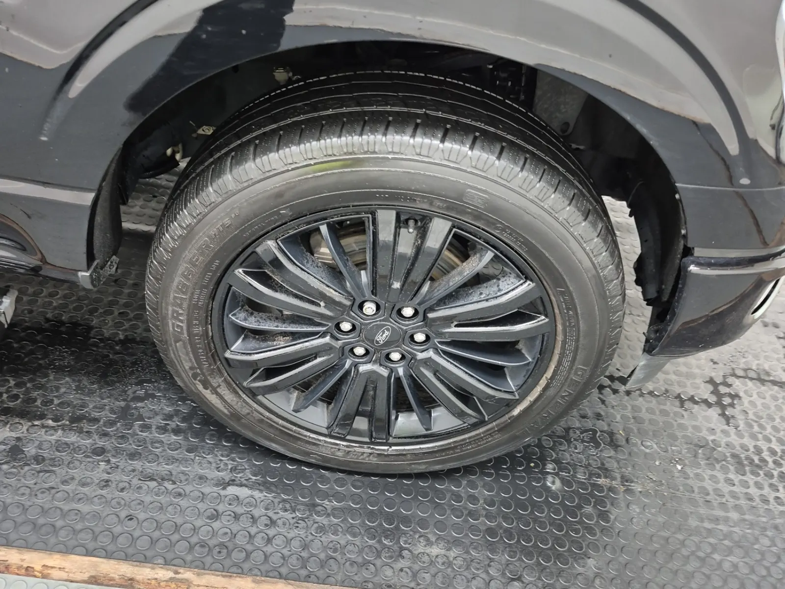 Right Front Wheel/Tire Photo