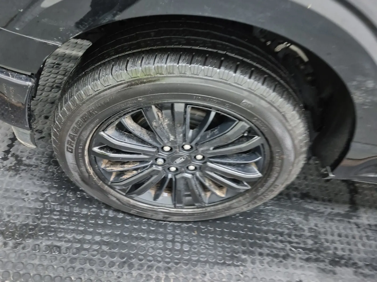 Front driver wheel/tire photo