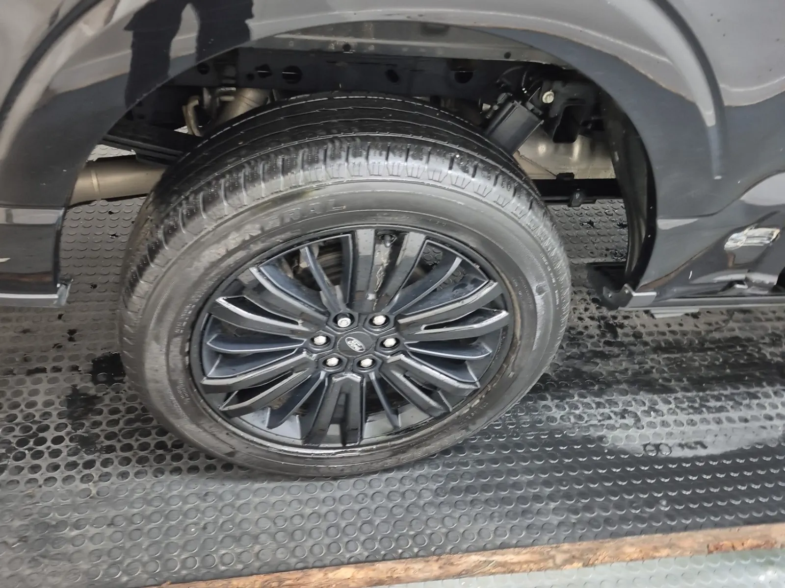 Right Rear Wheel/Tire Photo