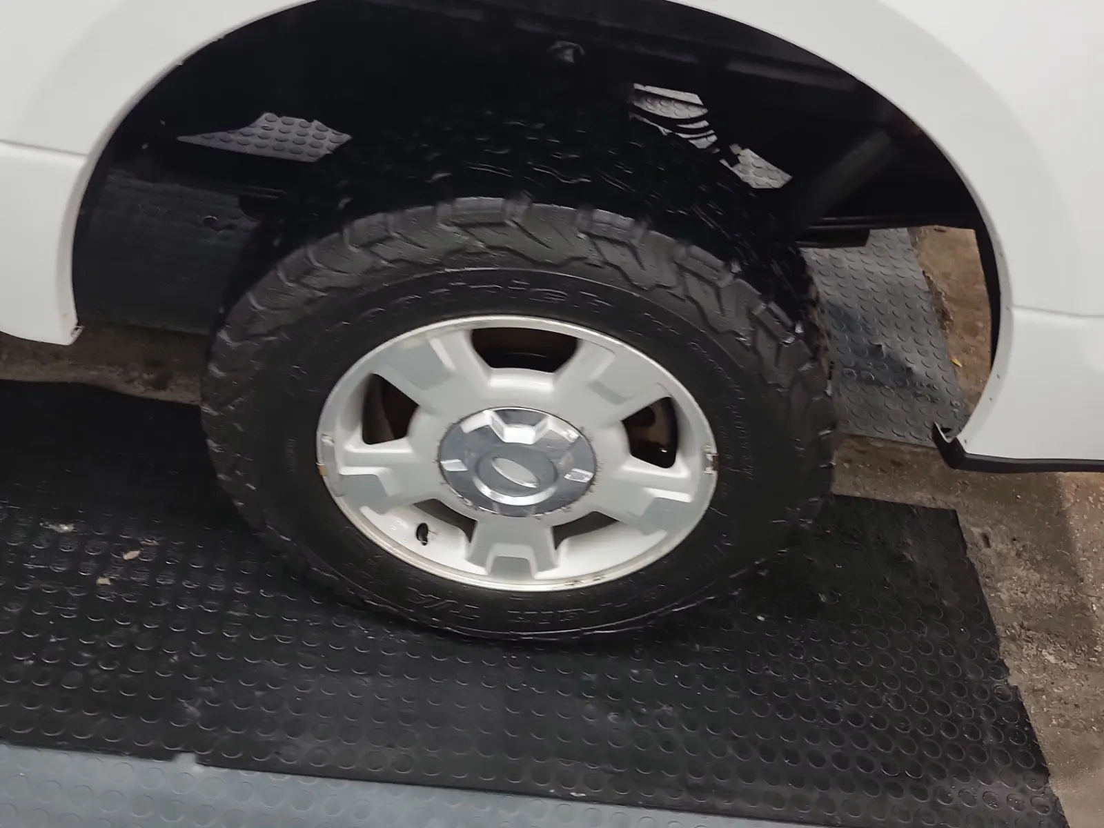 Left Rear Wheel/Tire Photo