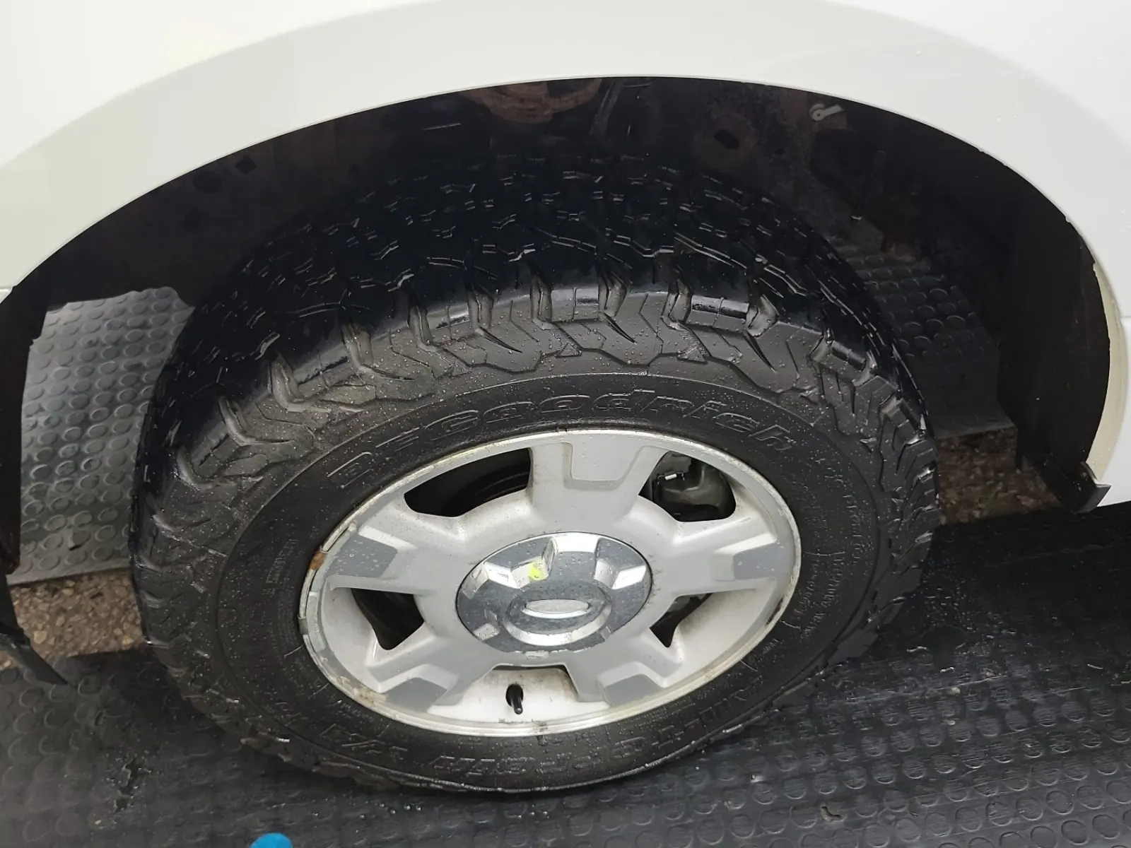 Front driver wheel/tire photo