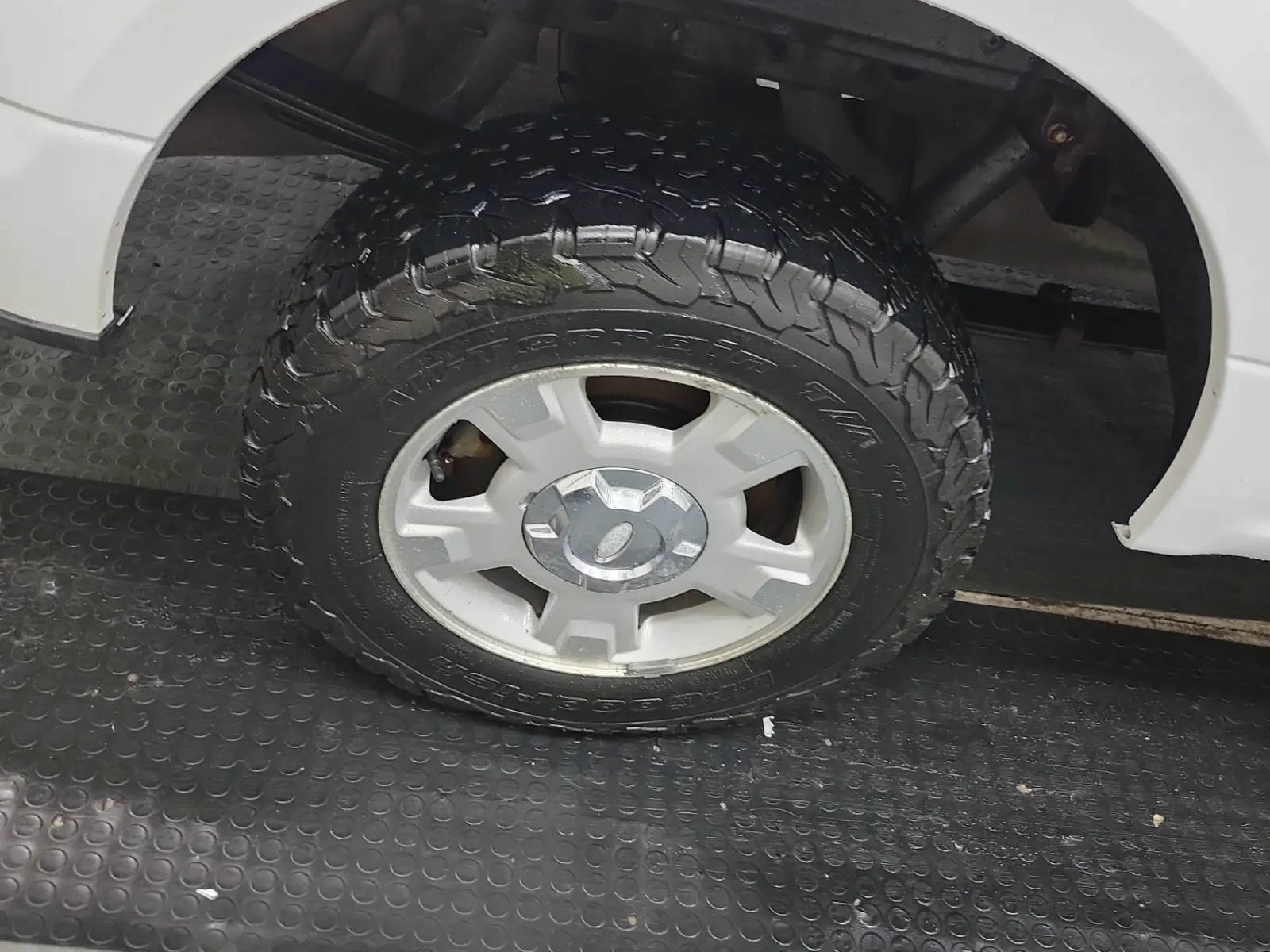 Right Rear Wheel/Tire Photo