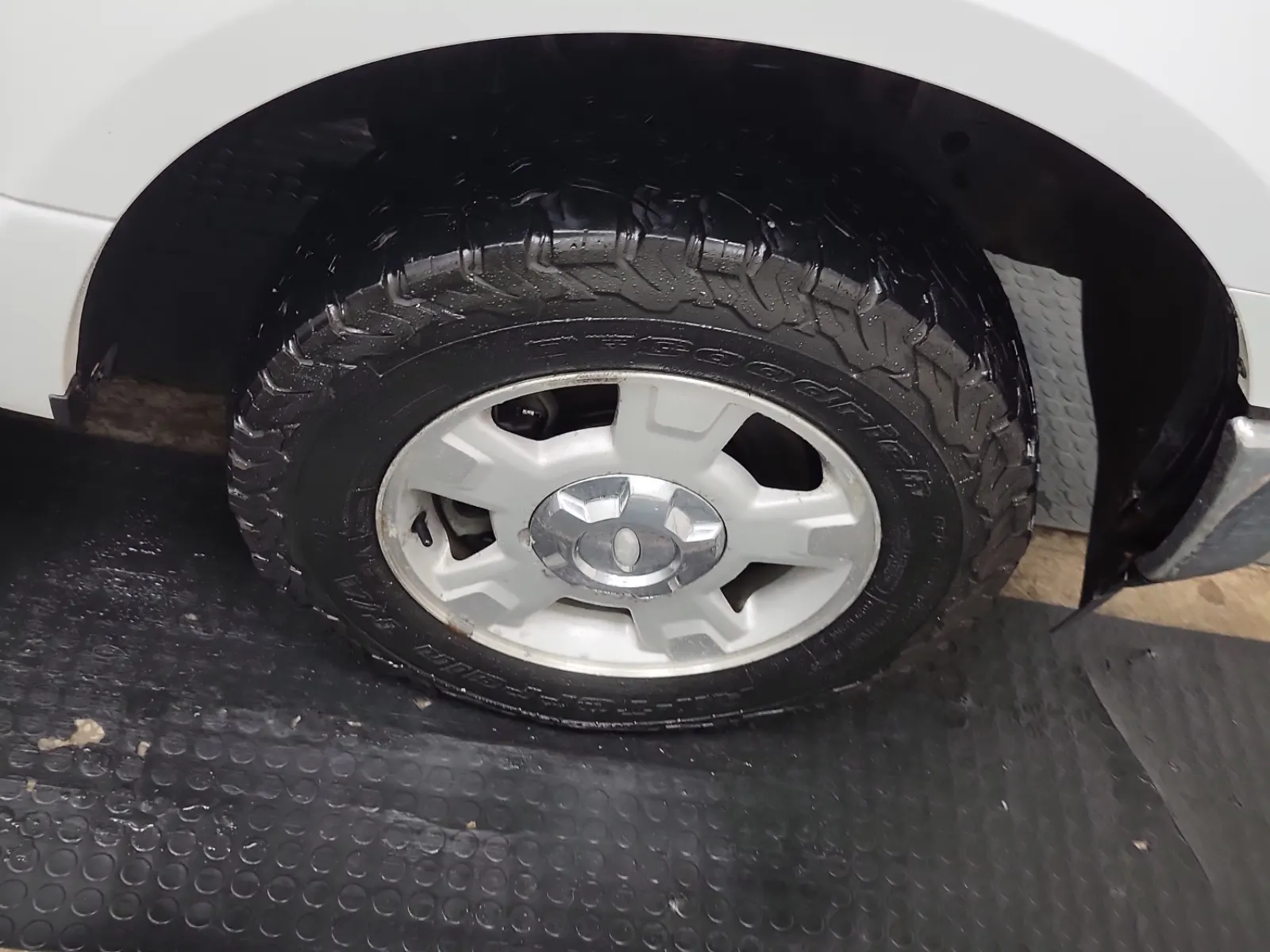Right Front Wheel/Tire Photo