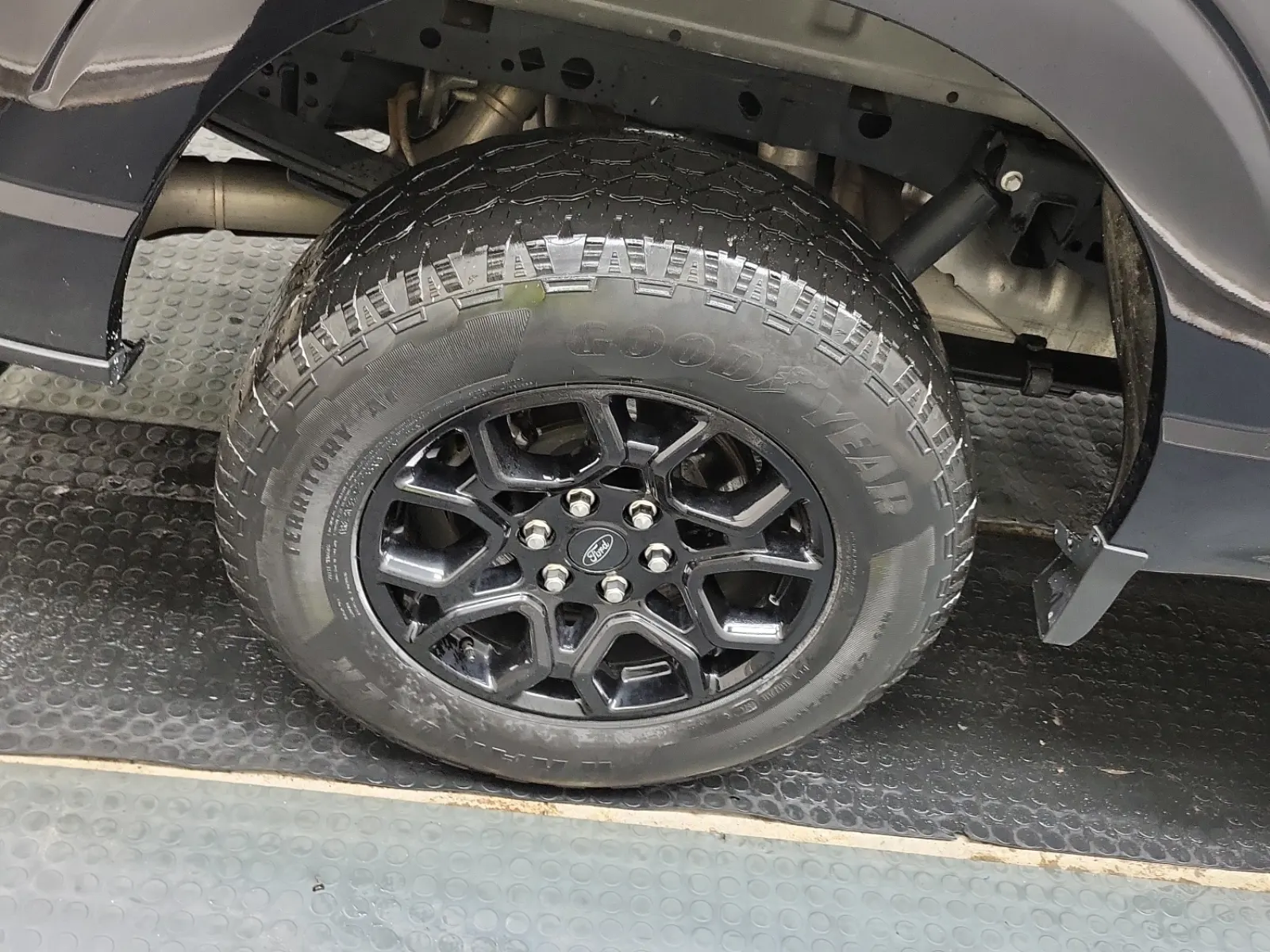 Right Rear Wheel/Tire Photo