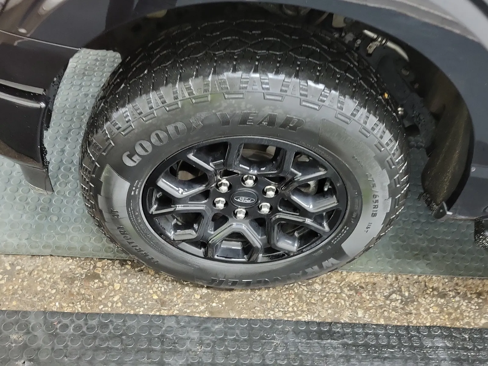 Front driver wheel/tire photo
