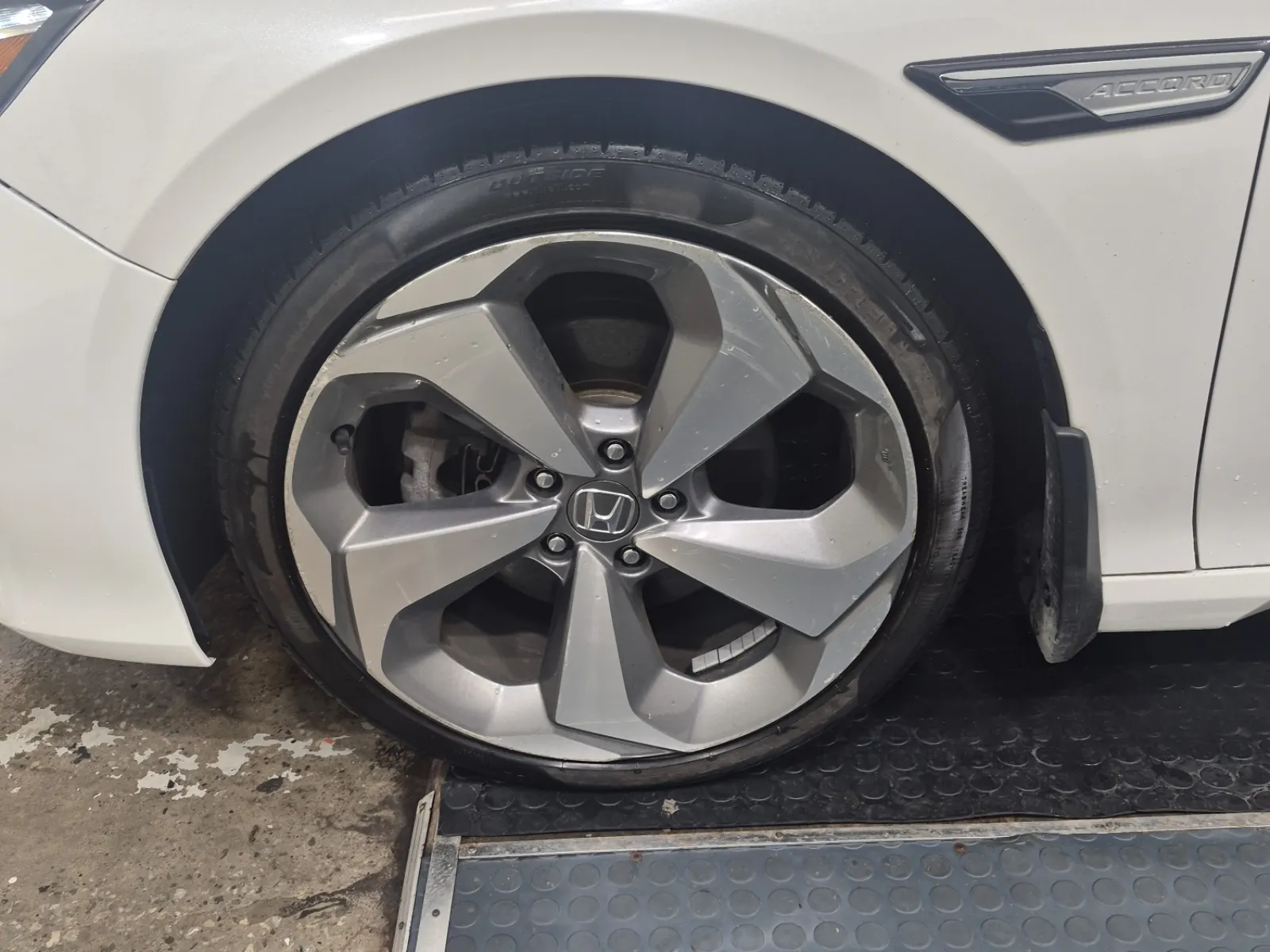 Front driver wheel/tire photo