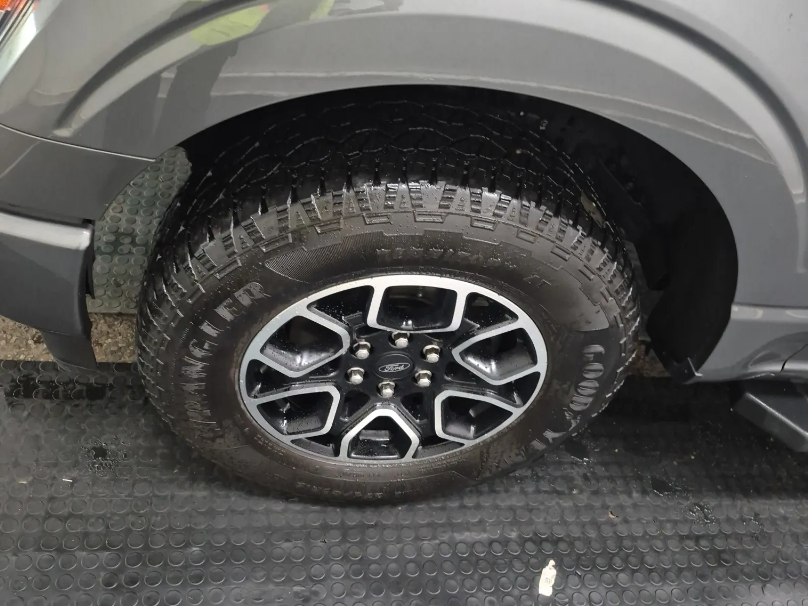 Front driver wheel/tire photo