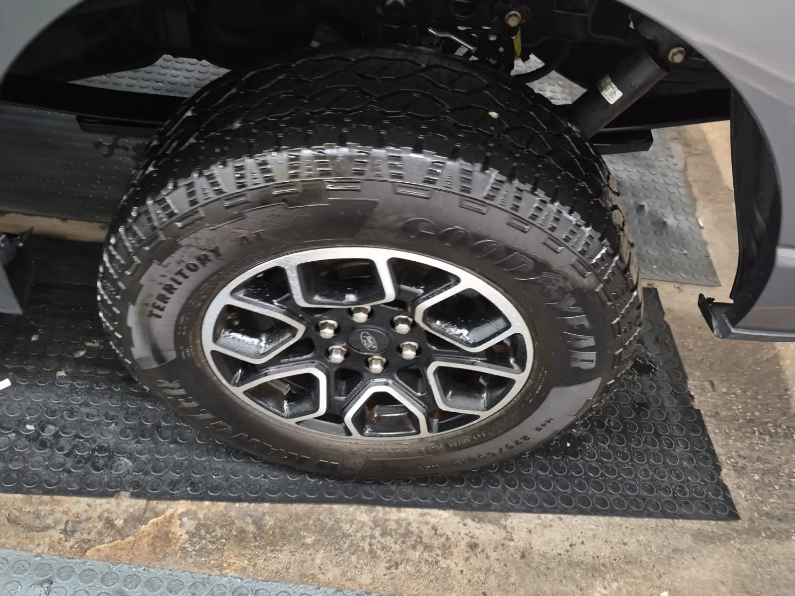Left Rear Wheel/Tire Photo