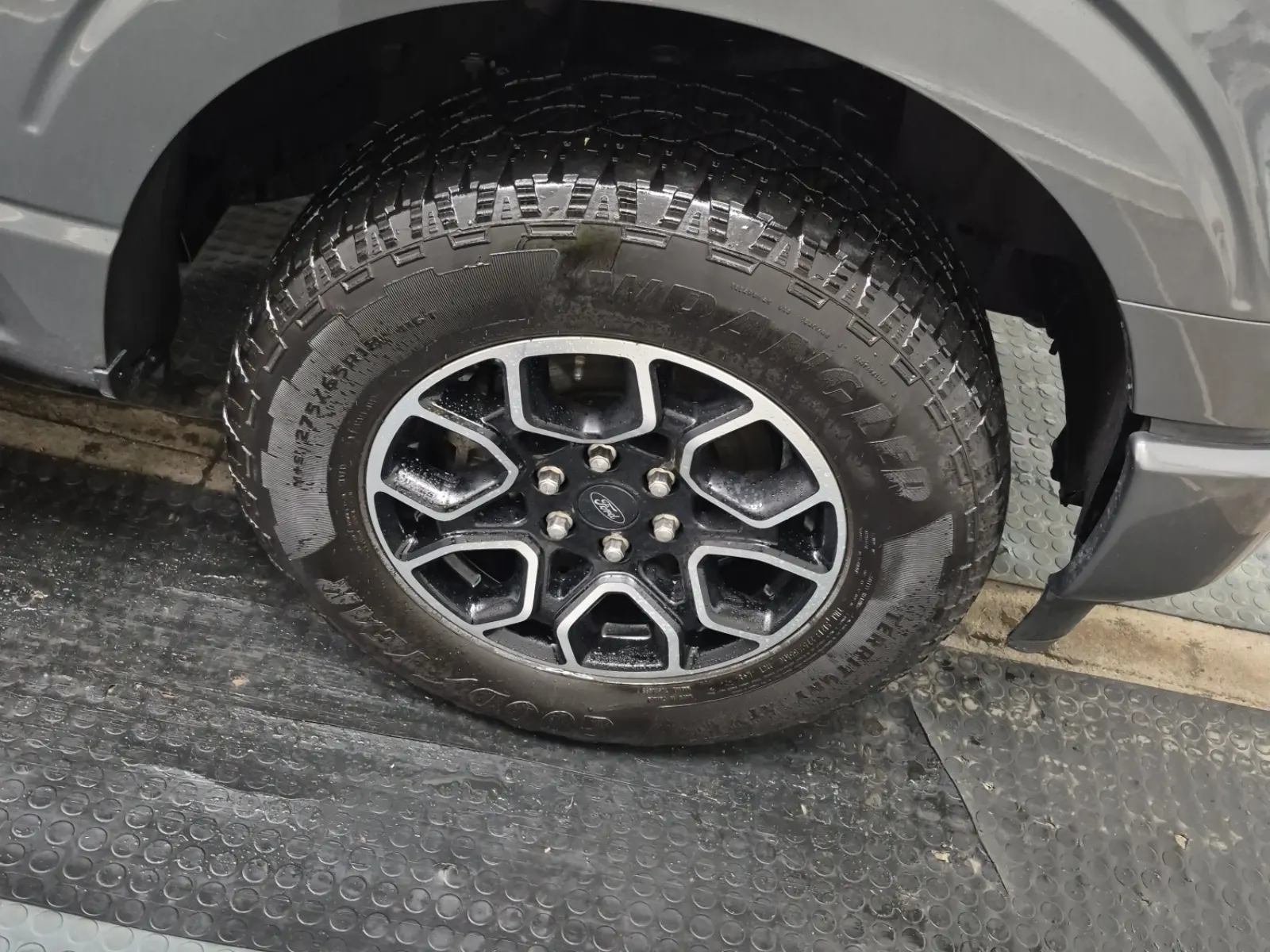 Right Front Wheel/Tire Photo
