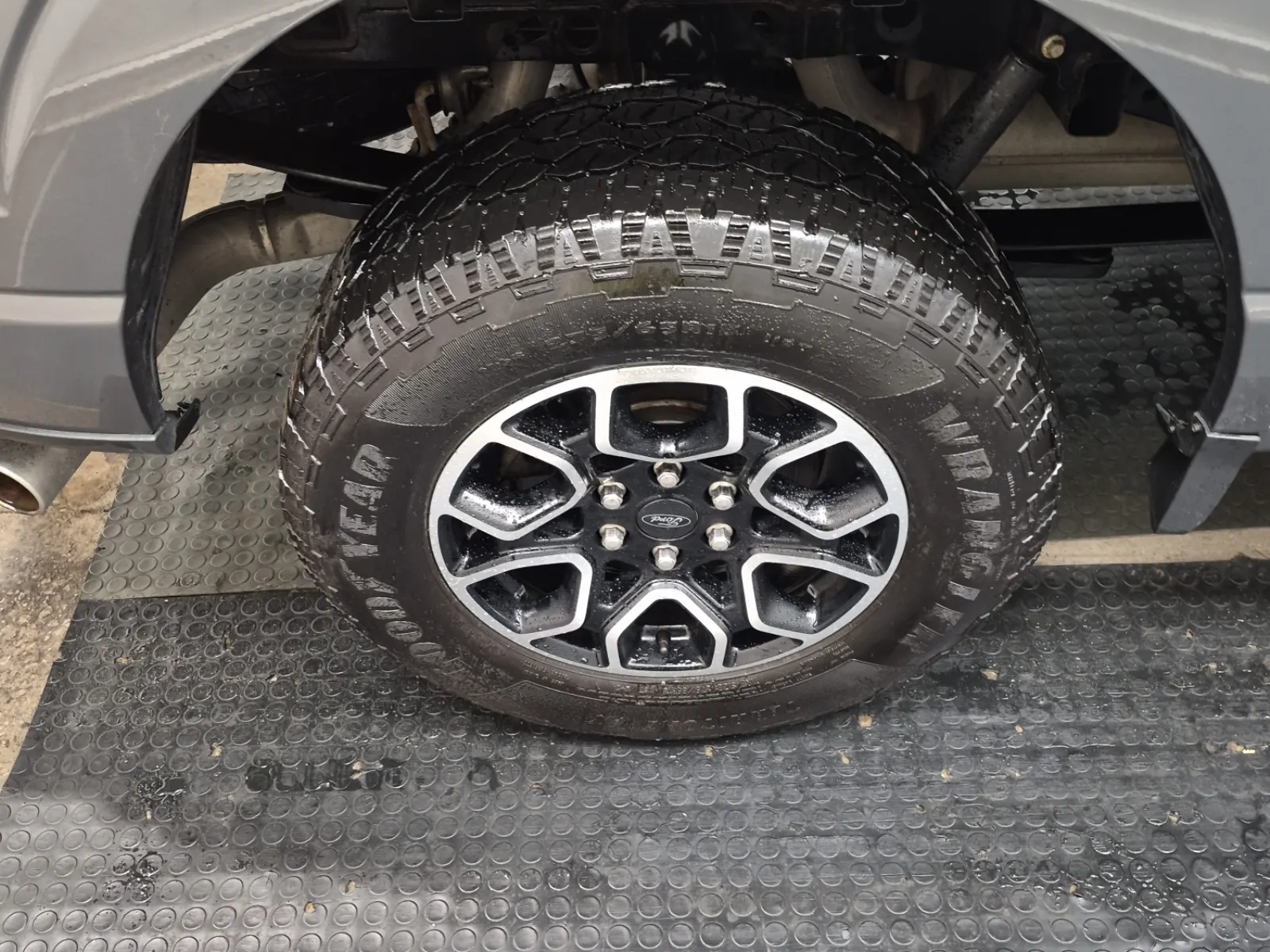 Right Rear Wheel/Tire Photo