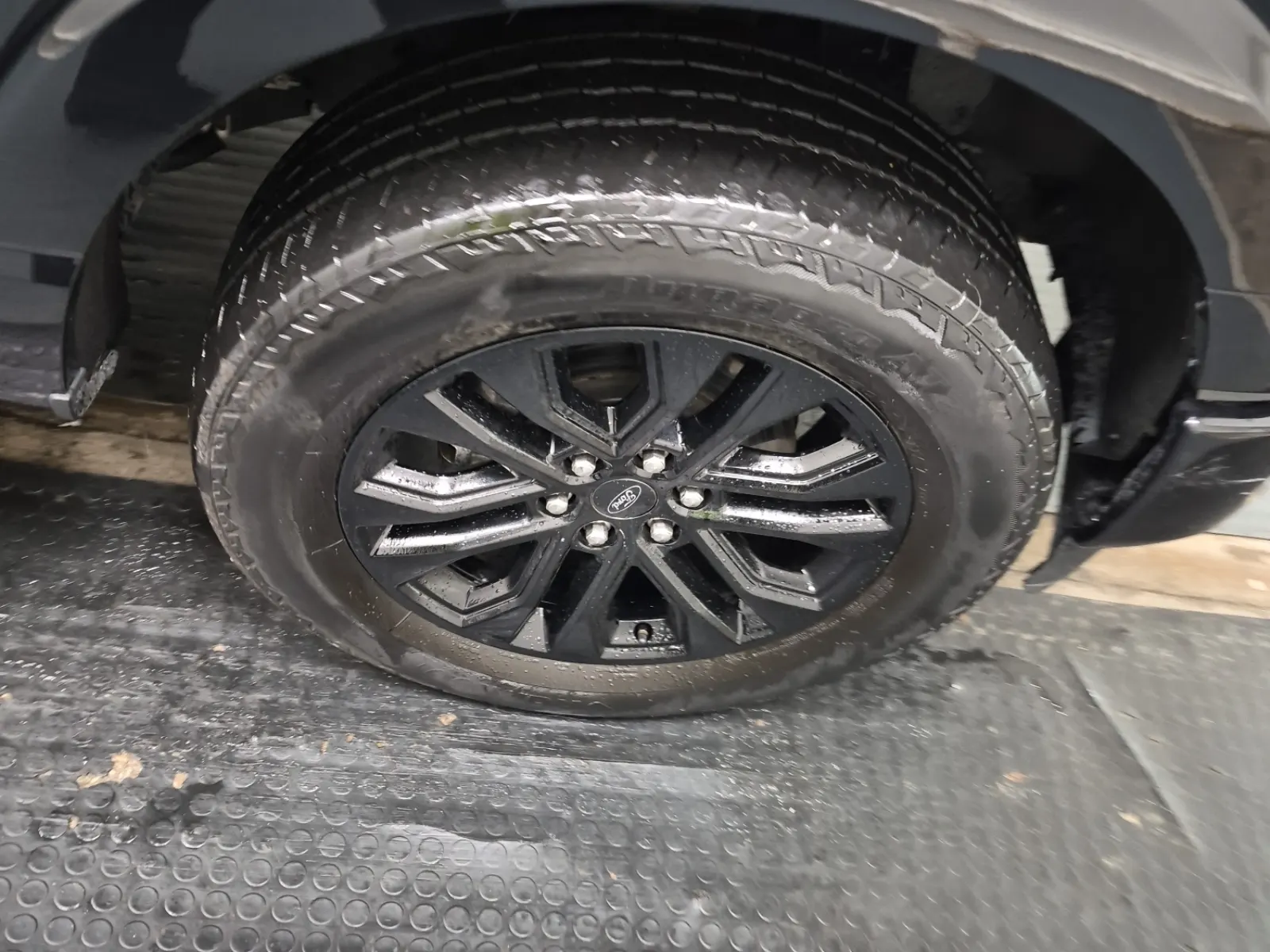 Right Front Wheel/Tire Photo
