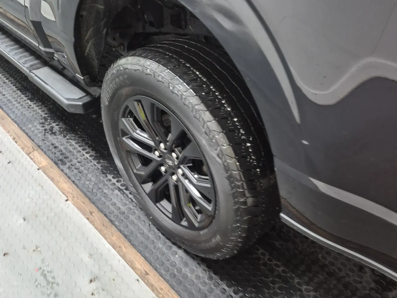 Left Rear Wheel/Tire Photo
