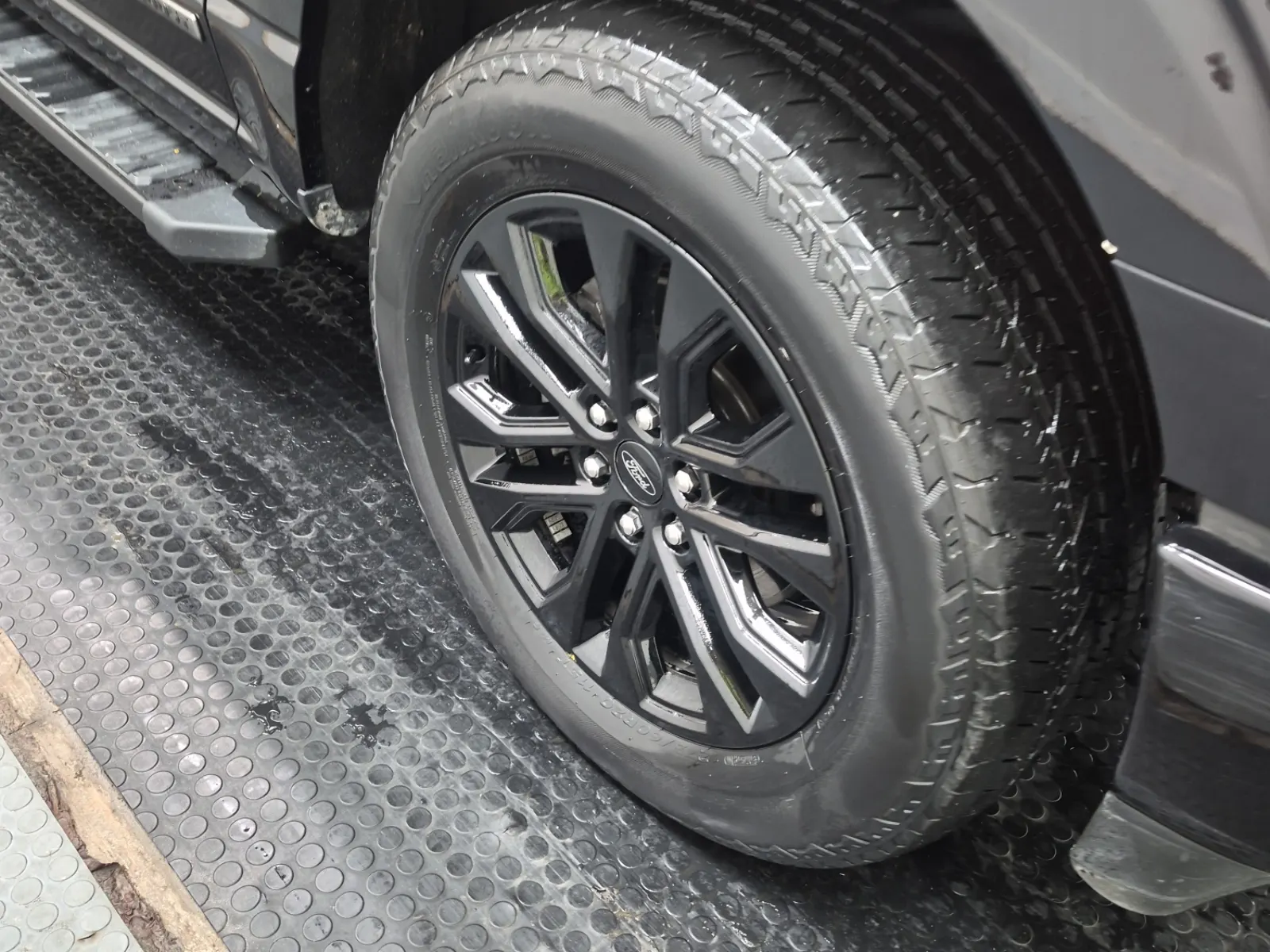 Right Front Wheel/Tire Photo